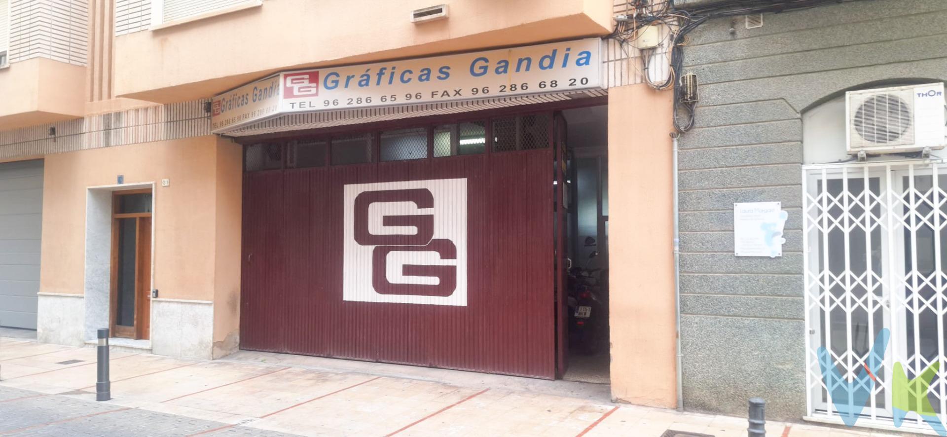 ¡Oportunidad única en pleno corazón de Gandia!. Te presentamos este amplio local de 185 m² situado en el centro histórico de Gandia, una ubicación estratégica con gran afluencia tanto peatonal como de tráfico, ideal para dar visibilidad a cualquier tipo de actividad. Lo más destacado:. ✅ - Espacio completamente diáfano, sin pilares que interrumpan la distribución, lo que permite aprovechar al máximo cada metro cuadrado. ✅ - Perfecto para negocios comerciales, oficinas, almacén o incluso como garaje. ✅ - Entrada amplia, perfecta para cualquier actividad. Este local es una auténtica hoja en blanco para que lo adaptes a tus necesidades. Ya sea que estés pensando en montar un comercio, abrir una galería, crear un centro logístico urbano o simplemente utilizarlo como garaje o trastero de gran capacidad, este espacio lo tiene todo. ¡Ven a visitarlo y descubre el potencial que ofrece!. La descripción del presente inmueble e imágenes tienen mero carácter informativo y en ningún caso carácter contractual, pudiendo ser modificados por la inmobiliaria comercializadora sin que ello implique responsabilidad alguna frente a terceros. En el precio de venta a público, esta propiedad NO incluye los gastos de adquisición (Notario, registro, gestión, honorarios, etc…).