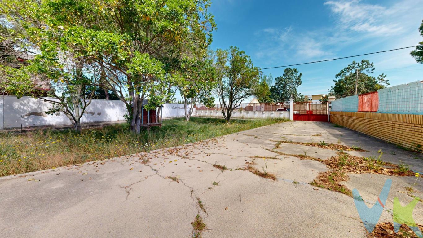 Imagina dejar atrás el bullicio de la ciudad para adentrarte en un refugio donde el tiempo parece detenerse. Al llegar al Camino de Bárboles, en el entorno de Garrapinillos, te recibe una sensación de amplitud y libertad difícil de encontrar hoy en día. Esta no es solo una casa; es un proyecto de vida rodeado de naturaleza, donde cada amanecer invita a la calma y cada rincón cuenta una historia de hogar. Un recorrido por tu nuevo refugio al cruzar la entrada principal, te recibe una extensa parcela salpicada de árboles que ofrecen sombra y frescura en los días de verano.Subiendo unos pequeños escalones, accedes al porche, el lugar ideal para esos cafés lentos de domingo mientras contemplas el jardín. Una vez dentro, el corazón de la planta baja es el salón, presidido por una chimenea que promete tardes de invierno acogedoras frente al fuego. Junto a él, la cocina, con su encanto rústico y mobiliario de madera, está diseñada para ser el escenario de las mejores recetas familiares. En este mismo nivel, encontrarás un estudio o rincón versátil con vistas al exterior. Pero la verdadera joya para los momentos sociales se encuentra bajo tus pies: una bodega en el sótano, ese espacio fresco y privado donde celebrar reuniones inolvidables con amigos o guardar tus mejores tesoros. Subiendo la escalera, la planta superior se reserva para el descanso. Allí te esperan tres habitaciones luminosas, con suelos de terrazo que mantienen la esencia de la construcción y armarios empotrados que facilitan el orden. El baño familiar, con su diseño clásico, completa esta zona de intimidad y confort. Con cerca de 2.000 m² de terreno, tienes el lienzo perfecto para cultivar tu propio huerto, instalar una zona de juegos para los niños o simplemente disfrutar de la privacidad absoluta. Conexión con lo auténtico: Vivir en una "finca rústica" significa recuperar el contacto con la tierra y el aire puro, sin renunciar a la cercanía de Zaragoza. Versatilidad: La propiedad cuenta con construcciones adicionales que funcionan como almacén, ideales para tus aficiones, herramientas o para dar rienda suelta a tu creatividad. Esta vivienda es mucho más que sus paredes; es la oportunidad de construir el estilo de vida que siempre has soñado. . Gastos e impuestos no incluidos. A título orientativo, en segundas transmisiones, el comprador abonará: Impuesto sobre Transmisiones Patrimoniales (ITP) - tipo general: 8%(*). Base de cálculo: mayor valor entre precio de compraventa o valor de referencia catastral  o valor de tasación. -. Gastos de notaría y registro: aprox. Entre 700€ y 1000€ (aranceles variables según precio, número de copias y complejidad; cálculo según tarifas normativas). Si se precisa hipoteca: Tasación, condiciones y costes bancarios según entidad elegida por el comprador; así como gastos de gestoría y cualesquiera otros inherentes a la compraventa. No se incluyen otros gastos o tributos puedan por ley corresponder al comprador. Operación sujeta doble mediación. Honorarios a cargo del comprador: 3%  del valor final de compraventa, más IVA (21%), salvo pacto en contrario, no incluidos en PVP. . El consumidor, conforme a la normativa vigente, podrá solicitar información y documentación adicional relativa al inmueble, sus características, condiciones de la operación y del servicio de mediación en la oficina en Paseo Los Olvidados 49 y/o a través e.mail info@adrianbotiza.es. La agencia actúa exclusivamente como intermediaria en la compraventa, cuyas condiciones, en todo caso, estarán sujetas a la aceptación expresa del vendedor del inmueble y posterior formalización del contrato. La información suministrada se corresponde con la disponible a la fecha de publicación, pudiendo variar en función de las circunstancias o actualizaciones legales, contractuales y fiscales. Anuncio de carácter meramente informativo. Más información en www.adrianbotiza.es. 
