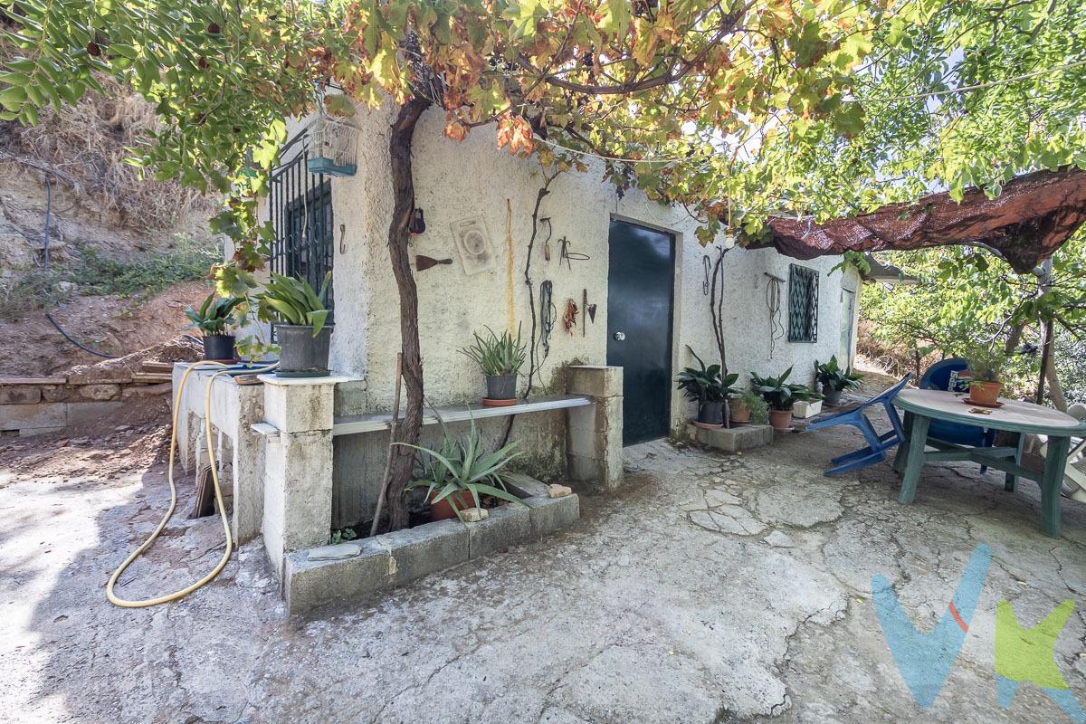 Ponemos a la venta esta estupenda finca, que es un paraíso, en las inmediaciones del casco urbano de Monachil, de 6.266 m2 con vistas espectaculares al pueblo y a la sierra. El acceso a la finca es por carretera continuando por carril hormigonado. Cuenta con agua potable de la red municipal así como agua de riego de la acequia de la Solana, con posibilidad de instalación eléctrica. Tiene sembrados unos 100 olivos de aceituna picual y marteños, con una producción anual media de entre 1500 y 2000 kg de aceitunas. Cuenta además con 120 parras de variedad tempranillo así como varios árboles frutales. Dispone también de una explanada de más de  1.000 m2 donde se pueden sembrar gran cantidad de hortalizas. De la totalidad de los metros, 3.434 m2 son suelo urbanizable, donde existe una nave de labranza de 37 m2 así como una segunda edificación destinada a horno del tejar, hoy destinada a otros usos. Los 2.831 m2 son de suelo rústico. Llámanos y ven a visitar la que será la finca de tus sueños. Ref. N291. * El PVP indicado no incluye impuestos ni gastos de Escritura. * Honorarios agencia no incluidos. * Las superficies expresadas en esta página tienen carácter descriptivo y son aproximadas. * Los precios pueden ser susceptibles de modificación sin previo aviso. * La vivienda se vende SIN muebles.