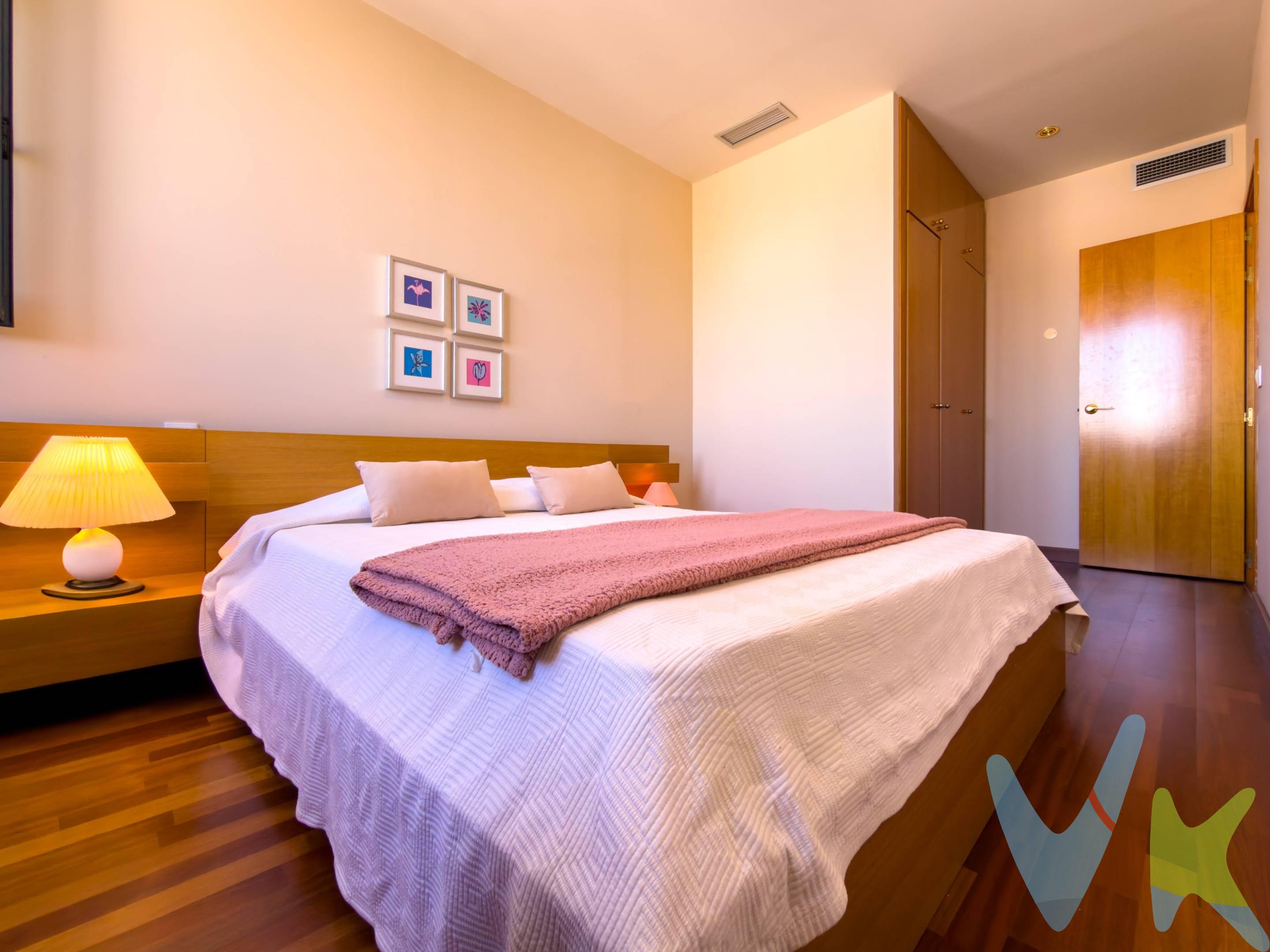 Vivir en la planta 29 de la emblemática Torre I, esta vivienda de 64 m² ofrece una combinación difícil de encontrar: ubicación estratégica, altura, seguridad y practicidad diaria. Un dormitorio amplio con armario empotrado, salón-comedor en concepto abierto, con armario en el vestíbulo, todo listo para entrar a vivir. La altura garantiza luz natural y vistas despejadas que aportan sensación de amplitud y privacidad, incluso en pleno centro. Plaza de garaje incluida en el precio, el acceso al aparcamiento con lectores de matrículas. El edificio cuenta con vigilante 24 horas y más de 60 cámaras junto a 1000 detectores de humo,  y bajante para residuos orgánicos en cada planta, para su recogida y posterior tratamiento, detalles que elevan la experiencia cotidiana. La ubicación es ideal, por su comunicación con principales entradas a la ciudad. Ideal para profesionales, personas independientes o como inversión de alta demanda en una de las zonas más consolidadas de la ciudad. Centro. Altura. Seguridad. La mejor propiedad disponible actualmente en Torre I. Eso es comodidad urbana exclusiva.