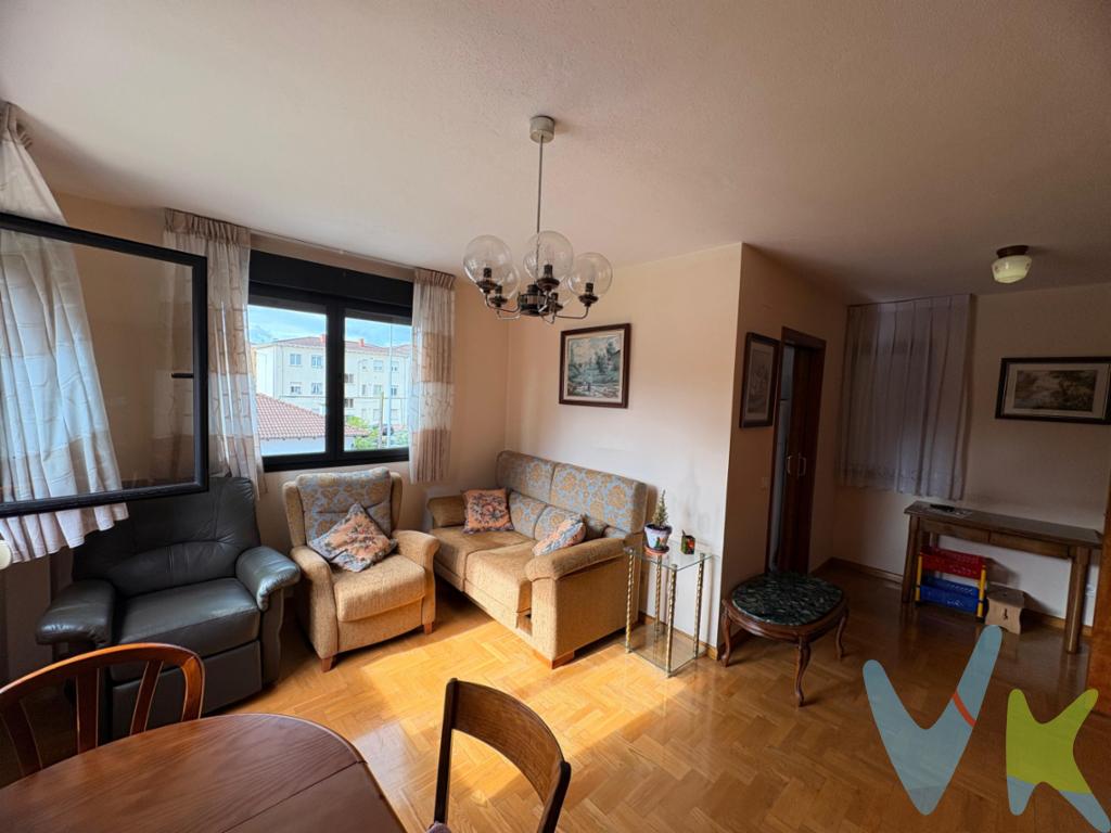 Se vende vivienda en buen estado con garaje y trastero, situada en el barrio Coto/Ceares, en la calle Leopoldo Alas Clarín ( Gijón).  A 20 minutos andando de la Playa San Lorenzo y 5 minutos en coche. La vivienda cuenta con una distribución funcional y espacios amplios, sin pasillo, distribuyéndose en:3 habitaciones.Cocina independiente totalmente equipada.Salón-comedor.2 baños completos ( uno con bañera y otro en una habitación con plato de ducha).Uno de los grandes atractivos de esta propiedad es que incluye en el precio:  Plaza de garaje y trastero ( con posibilidad de adquirir otra plaza y trastero colindante).Una oportunidad para quienes buscan una vivienda ideal para personalizar a tu gusto, con comodidad de aparcamiento y almacenaje.? Ubicada delante de la parada de autobús, en una zona con servicios, comercios y buenas conexiones de acceso a la ronda de Gijón, ofreciendo comodidad tanto para vivienda habitual como para inversión.? Contacta con nosotros para más información o para concertar una visita.Gastos e impuestos no incluidos en el precio. A título orientativo, en segundas transmisiones, el comprador abonará el Impuesto sobre Transmisiones Patrimoniales (ITP). La base imponible será el mayor valor entre precio de compraventa, tasación o valor de referencia catastral. Gastos de notaría y registro aranceles variables según precio, número de copias y complejidad).     El comprador escoge libremente notario. El vendedor asume la plusvalía y el resto de gastos son del comprador. Si se precisa hipoteca: Tasación, condiciones y costes bancarios según entidad elegida por el comprador; así como los gastos de gestoría y cualesquiera otros inherentes a la formalización de la compraventa. De acuerdo con la ley, no se incluyen en el precio otros gastos o tributos que legalmente correspondan al comprador. Honorarios de intermediación inmobiliaria a cargo del vendedor y honorarios de mediación inmobiliaria del 2% más I.V.A. (con un mínimo de 2.000 + IVA) a cargo del comprador.El consumidor tiene derecho, conforme a la normativa vigente, a disponer de información y documentación adicional relativa al inmueble y condiciones de la compraventa, accesible en la sede física de la agencia. La agencia actúa exclusivamente como intermediaria en la operación. Cualquier compraventa y sus condiciones quedan sujetas en todo caso a la aceptación expresa del vendedor del inmueble y a la posterior formalización del correspondiente contrato. El presente anuncio tiene carácter meramente informativo; la información suministrada se corresponde con la disponible a la fecha de publicación, pudiendo variar en función de las circunstancias o actualizaciones legales, contractuales y fiscales.