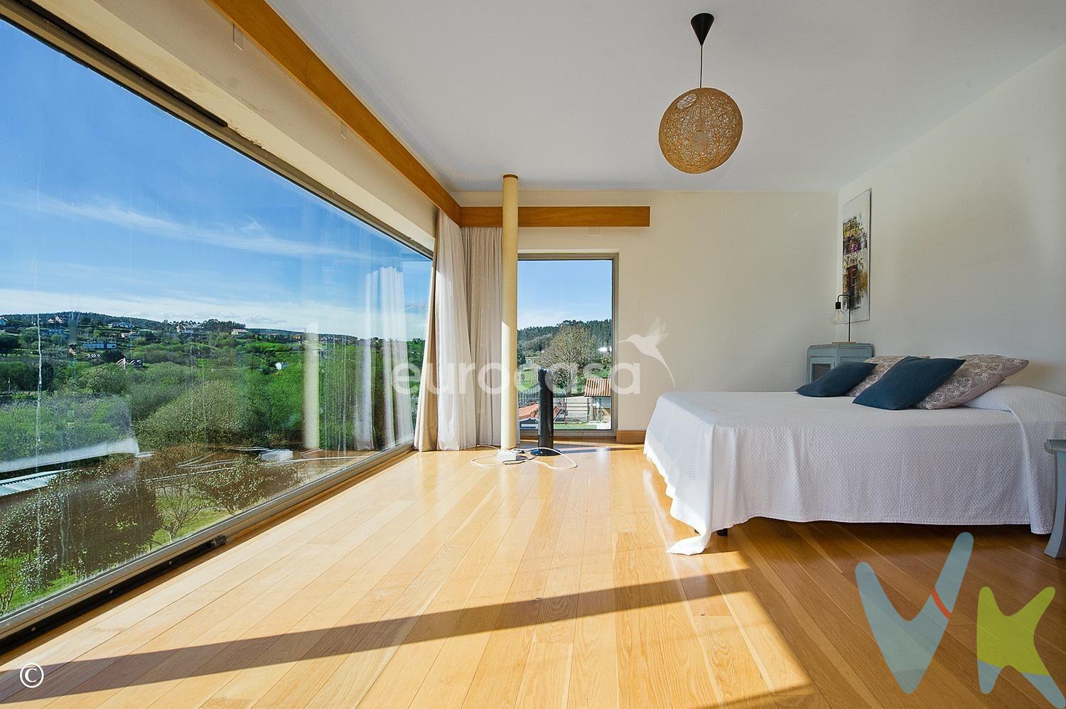 PARAÍSO DE LUJO EN PUENTE ARCE. Ubicada en la mejor zona de Puente Arce, rodeada de naturaleza y tranquilidad, se encuentra esta espectacular residencia, construida sobre una impresionante parcela de más de 1500m². Con 500m² perfectamente distribuidos en dos plantas, cada rincón de esta casa está pensado para ofrecerte comodidad, amplitud y estilo. La planta principal te sorprenderá con un espacioso garaje, una cómoda habitación con aseo privado, una moderna y espaciosa cocina y un amplísimo salón divido en dos ambientes: la zona de comedor perfecta para las reuniones familiares y celebraciones y la zona de estar, en la que destaca una acogedora chimenea que crea un ambiente cálido, perfecto para relajarte mientras disfrutas de vistas inigualables. Subiendo a la primera planta encontrarás la zona de descanso, compuesta por 5 habitaciones: 3 de las cuales cuentan con baños completos y armarios empotrados cada una de ellas, además de otra amplia habitación y la impresionante suite principal. Ésta última cuenta con una sala de estar, ideal para convertirla en biblioteca, sala de cine o lo que prefieras. El dormitorio cuenta con un impresionante ventanal que te ofrece unas vistas espectaculares, un vestidor y baño privado de diseño. Podrás acceder a la terraza superior desde la biblioteca y desde dos de las habitaciones y seguir admirando el paisaje en todo su esplendor. Si el interior de la casa es maravilloso, te sorprenderás igualmente cuando la vida sale al exterior. Podemos definirlo como la máxima expresión de relajación y disfrute. El jardín es el lugar ideal para relajarte, disfrutar del aire libre y desconectar. Cuenta con un porche orientado al sur además de una terraza chill-out donde podrás disfrutar de grandes momentos al aire libre desde que amanece hasta el anochecer. La piscina, con una zona de tumbonas perfectas para tomar el sol, y la pérgola, ideal para descansar a la sombra, hacen del exterior un espacio único. Cuenta además con un vestuario donde podrás cambiarte y ducharte cómodamente después de un baño refrescante en la piscina. La ubicación es idílica. En un entorno privado y tranquilo, rodeado de naturaleza y donde podrás pasear disfrutando de las zonas verdes y del paseo tan bonito que acompaña al río. Más que una casa es un estilo de vida: un rincón único y exclusivo donde la naturaleza y el confort se encuentran en perfecta armonía. 
