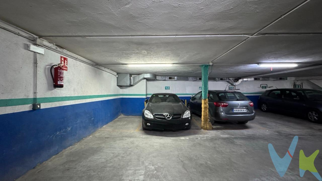 Olvídate de dar vueltas. Olvídate de pagar "zona azul". Si vienes a trabajar, o simplemente a disfrutar todo lo que Sitges tiene para ofrecerte, esta plaza de aparcamiento te va a ahorrar un montón de gastos y de dolores de cabeza. Situada en una calle muy céntrica, pero de las que nunca cortan por eventos, este garaje comunitario está bien cuidado y vigilado, y la plaza de parking es cómoda, ideal para un coche de tamaño medio, o un par de motos y bicletas. Las medidas de la plaza de parking son, aproximadamente: 2,30 x 4,05 m. Llámanos ahora y vamos a verla, es una gran ocasión para dar ese paso adelante. ___________________________________________________________________________________. Nota: en los importes indicados no se hayan incluidos los impuestos y tasas aplicables a la compra o alquiler del bien inmueble. Las fotografías, videos, planos y demás documentación gráfica pueden no corresponder con la realidad actual, así como los metrajes y superficies, y no tienen carácter contractual.