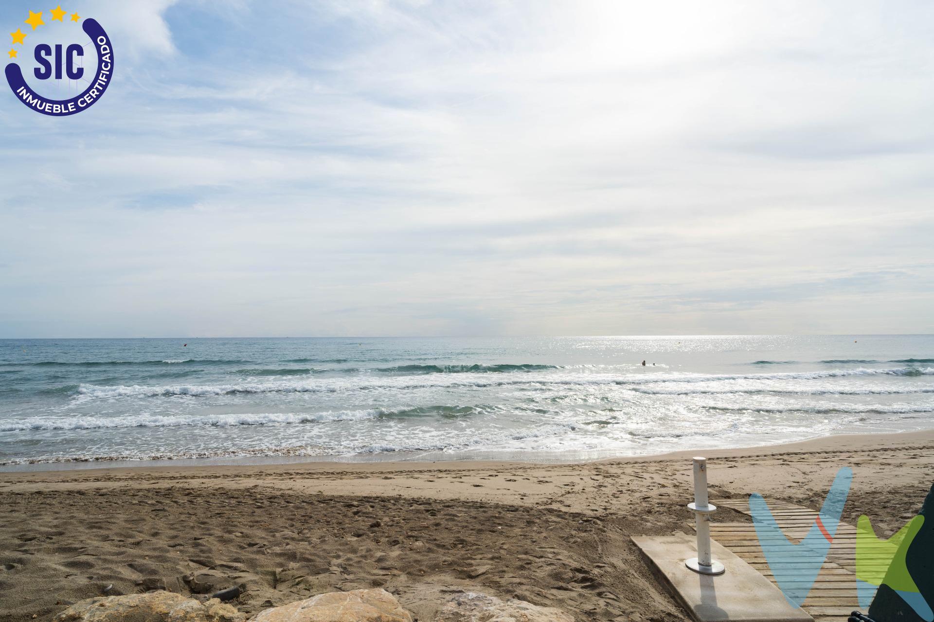Descubre este encantador apartamento ubicado en la privilegiada zona de Playa Morro de Gos, Oropesa del Mar. Con una superficie construida de 26 m², esta propiedad está diseñada para ofrecerte el máximo confort y funcionalidad. La vivienda cuenta con una habitación doble orientada al sur, lo que garantiza luz natural durante todo el día. Su estado es impecable; listo para entrar a vivir sin necesidad de reformas ni modificaciones. A tan solo 40 metros del mar, disfrutarás cada instante junto a las olas y la brisa marina. Ideal como inversión o segunda residencia donde desconectar y relajarte frente al Mediterráneo. Los metros útiles son aproximados. Este inmueble es en exclusiva, con lo que le facilitamos cualquier información sobre la vivienda. Por este motivo, solicitamos no molesten al propietario, ocupantes de la propiedad, vecinos o conserje de la comunidad. . Muchas gracias por su comprensión. El precio indicado puede sufrir variaciones. En todos los casos los precios expuestos son más impuestos y gastos derivados de la transmisión del inmueble . La operación esta sujeta al Impuesto de Transmisiones Patrimoniales (ITP), cuyo tipo general es del 9%, gastos de Notaría, Registro de la Propiedad y en su caso, gestoría.