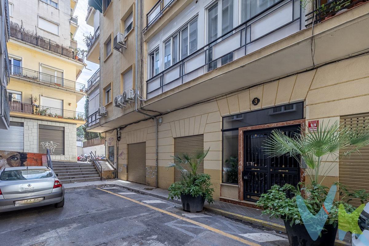 🏡 Piso en venta en El Realejo, Granada – Amplio y con múltiples posibilidades. Descubre este espacioso piso situado en la Calle Moncayo, una de las zonas más valoradas de El Realejo (Granada). Con 4 amplias habitaciones y 3 baños, es una oportunidad perfecta tanto para familias que buscan comodidad, como para inversores o estudiantes que desean rentabilidad y una ubicación inmejorable. ✨ Características destacadas:. 	•	4 dormitorios luminosos, uno con acceso a balcón. 	•	3 baños completos, dos de ellos en suite. 	•	Espacios amplios y versátiles. 	•	Rodeado de todos los servicios, supermercados y colegios. 	•	Zona tranquila con aparcamientos cercanos. 	•	Gran potencial de reforma o redistribución. 💡 Ideal para vivir o invertir en una de las áreas con mayor demanda de Granada. No dejes pasar esta oportunidad de adquirir una vivienda con tantas posibilidades. ¿Te interesa? ¡Ven a visitarlo sin compromiso!. 📞 Contacta con nosotros para más información o para agendar tu visita. Ref. N358. El PVP indicado no incluye impuestos ni gastos de Escritura. Honorarios agencia no incluidos. Las superficies expresadas en esta página tienen carácter descriptivo y son aproximadas. Los precios pueden ser susceptibles de modificación sin previo aviso. Esta vivienda se vende SIN muebles. . 