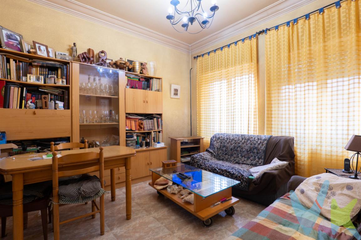 Si estas buscando una oportunidad para invertir o una vivienda para reformar y convertir en tu próximo hogar, esta es la oportunidad que estabas esperando.En el barrio de El Coto, en Calle Quevedo esquina con Ramón y Cajal tenemos disponible este bajo con grandes posibilidades. Tiene 3 habitaciones, salón, cocina y baño. Techo altos y buena distribución. En la parte trasera tiene acceso a una pequeña terraza comunitaria de uso privativo y dispone de dos trasteros, uno propio de la vivienda y otro comunitario de uso exclusivo para la vivienda. Si te interesa la propiedad y quieres mas información, no dudes en llamarnos. Estaremos encantados de ayudarte. Se informa a los interesados que el precio de venta indicado no comprende los honorarios de la agencia inmobiliaria a cargo del comprador, el Impuesto de Transmisiones Patrimoniales (ITP) ni los gastos asociados a la compraventa (notaría, registro de la propiedad y otros). 