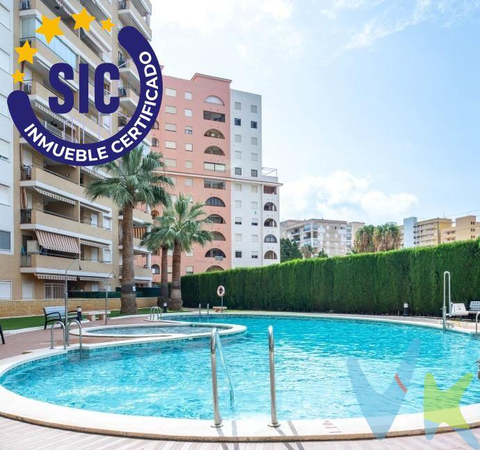 Descubre este magnífico apartamento ubicado en Oropesa del Mar, específicamente en la codiciada zona de Playa De La Concha. Con una superficie de 60 m² útiles de los cuales 11 son de terraza., esta propiedad se presenta como una oportunidad única para aquellos que buscan el equilibrio perfecto entre comodidad y cercanía al mar. El inmueble cuenta con dos habitaciones dobles perfectamente distribuidas sin pasillos innecesarios, lo que maximiza su funcionalidad. Orientado hacia el norte, disfrutarás de vistas despejadas mientras te relajas a solo 300 metros del océano Mediterráneo. Además, incluye plaza de parking privada para tu conveniencia y seguridad. Este residencial bien mantenido ofrece todo lo necesario para vivir cómodamente o invertir en un entorno privilegiado cerca del mar y con piscina comunitaria. Los metros útiles son aproximados. Este inmueble es en exclusiva, con lo que le facilitamos cualquier información sobre la vivienda. Por este motivo, solicitamos no molesten al propietario, ocupantes de la propiedad, vecinos o conserje de la comunidad. . Muchas gracias por su comprensión. El precio indicado puede sufrir variaciones. En todos los casos los precios expuestos son más impuestos y gastos derivados de la transmisión del inmueble . La operación esta sujeta al Impuesto de Transmisiones Patrimoniales (ITP), cuyo tipo general es del 9%, gastos de Notaría, Registro de la Propiedad y en su caso, gestoría.