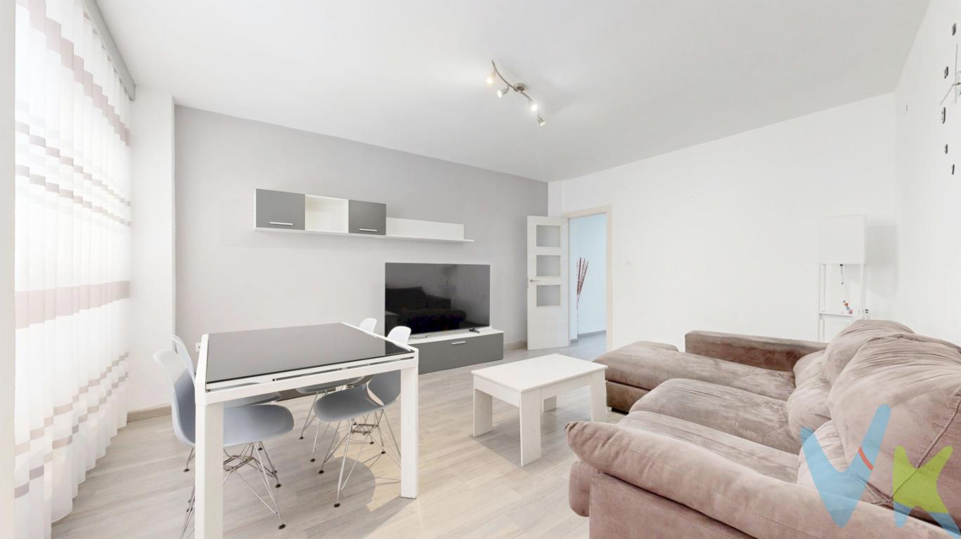 Bajo con terraza y 3hab. junto a la Avenida al Vedat en TorrentDescubre esta acogedora planta baja situada en la calle Mare de Déu de la Pau, una vivienda lista para entrar a vivir en una de las zonas más demandadas de Torrent. Su excelente ubicación te permitirá disfrutar de todos los servicios a pocos pasos, sin renunciar a la tranquilidad de un entorno residencial.La vivienda de 100m² dispone de 3 habitaciones, 1 baño completo, salón-comedor, cocina independiente y una agradable y práctica terracita privada con acceso desde la propia cocina, perfecta para disfrutar del aire libre, crear una zona de relax o contar con un práctico espacio auxiliar.Sus actuales propietarios reformaron la vivienda con mucho mimo por lo que se encuentra en muy buen estado de conservación, ofreciendo una distribución cómoda y funcional que se adapta tanto a familias como a parejas que buscan un hogar práctico y bien ubicado.La cercanía a la Avenida al Vedat, centro neurálgico de la ciudad de Torrent, hace que se tenga rápido acceso a colegios, supermercados, comercios, restaurantes, bancos, farmacias y transporte público, tanto bus como la estación de metro Torrent Avinguda, por lo que convierte esta vivienda en una opción muy cómoda para el día a día, con excelentes conexiones tanto dentro de Torrent como con Valencia.Si buscas una vivienda con espacio exterior, buena ubicación y lista para disfrutar desde el primer día, esta puede ser tu oportunidad.Si tienes que vender antes tu vivienda, llámanos y te asesoramos cómo hacerlo para además tener los mínimos gastos posibles y todas las garantías.Agencia Registrada con el nº00516 en el Registro Obligatorio de Agentes Inmobiliarios de la Comunidad ValencianaPor mandato expreso del propietario, COMERCIALIZAMOS ESTE INMUEBLE EN EXCLUSIVA, lo que le garantiza el acceso a toda la información, a un servicio de calidad, un trato fácil, sencillo y sin interferencias de terceros. Por este motivo, se ruega NO MOLESTAR AL PROPIETARIO, a los ocupantes de la propiedad o a los vecinos. Muchas gracias por su comprensión.La oferta está sujeta a cambios de precio o retirada del mercado sin previo aviso. Este anuncio en su conjunto, incluyendo textos, fotos, imágenes o cualquier otro contenido de este, no es vinculante dado que la información es ofrecida por terceros y puede contener errores. Se muestra a título informativo y no contractual.El precio del inmueble no incluye los honorarios de la agencia que ascienden al 4%+IVA del precio final del inmueble, ni los gastos de notaría y registro de la propiedad (que están sujetos a aranceles y varían dependiendo del precio de escrituración), ni los impuestos (que en la Comunitat Valenciana varían dependiendo del precio del inmueble y de las características personales del comprador).Esta propiedad se pone a la venta con toda la documentación comprobada y en regla, por lo que ofrecemos GARANTIAS a los compradores.