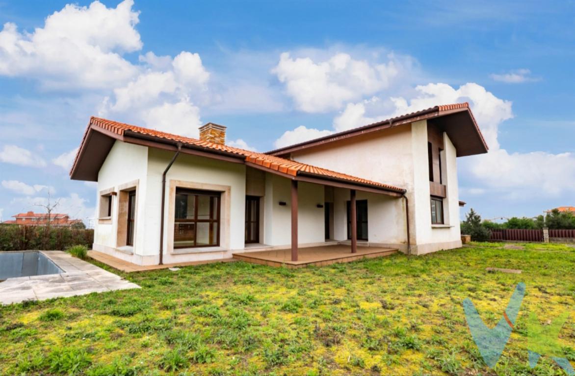 ¿Te imaginas vivir en un chalet de lujo con vistas al Cantábrico? Descubre una joya inmobiliaria en Santa María del Mar, Asturias, muy cerca de la famosa playa de Salinas y a pocos minutos del aeropuerto. Este chalet, listo para entrar a vivir, ofrece lujo, comodidad y una ubicación inmejorable, con vistas espectaculares al mar y un diseño que maximiza la funcionalidad y el confort. Tiene 7 habitaciones, ideales para alojar a una gran familia o para recibir a invitados. Tres baños completos, modernos y bien equipados, proporcionan total comodidad y privacidad. El salón  es verdaderamente impresionante. Es un espacio amplio, luminoso y abierto, diseñado para ser el corazón del hogar. Al ingresar, lo primero que se nota es la gran cantidad de luz natural que entra por sus ventanales cuenta además con un  jardín interior y dispone de vistas al porche y al jardín exterior, creando una sensación de conexión perfecta con la naturaleza. La cocina equipada es amplia, cuenta con una península así como con modernos electrodomésticos y mucho espacio de almacenamiento, perfecta para los amantes de la cocina, además dispone de acceso directo a una terraza cubierta que hace las veces de cuarto de lavandería.  En la planta principal se encuentran cuatro habitaciones, salón-comedor, dos baños y la cocina. La suite principal es una de las joyas de la casa, con un amplio vestidor privado y un baño en suite con acabados de calidad, incluyendo una bañera y ducha de hidromasaje.  En la planta superior, tendrás tres dormitorios adicionales, ideales para niños o invitados, además de un baño completo que da servicio a esta planta. En la planta sótano, tendrás todo lo que necesitas: un garaje con capacidad para dos vehículos y un cuarto de calderas que garantiza el mantenimiento de la casa. El chalet dispone de avanzadas instalaciones como geotermia, aspiración centralizada y piscina privada, perfecta para relajarse y disfrutar del buen clima. El porche y el jardín rodean la vivienda, brindando un ambiente ideal para el descanso y el ocio al aire libre. Olvídate del mantenimiento constante de tu jardín. El chalet dispone de sistema de riego centralizado que asegura que tu césped siempre esté en perfecto estado sin esfuerzo. Gracias a este sistema, el uso del agua es eficiente y está optimizado según las necesidades del jardín, lo que no solo garantiza un espacio verde siempre impecable, sino que también ayuda a ahorrar agua. La seguridad es una prioridad. Este chalet está equipado con un sistema de alarma  conectado a una central  24/7. Si se detecta cualquier intrusión o emergencia, el sistema alerta automáticamente a los profesionales de seguridad, quienes actúan rápidamente para proteger tu hogar y a los tuyos. Esta conexión directa con la central te brinda tranquilidad y protección en todo momento. No pierdas la oportunidad de vivir en un chalet único, moderno y rodeado de naturaleza y vistas al mar. ¡Ven a visitarlo y hazlo tu hogar!En el precio publicitado no están incluidas las trasmisiones patrimoniales 10%, ni notaría y registro.