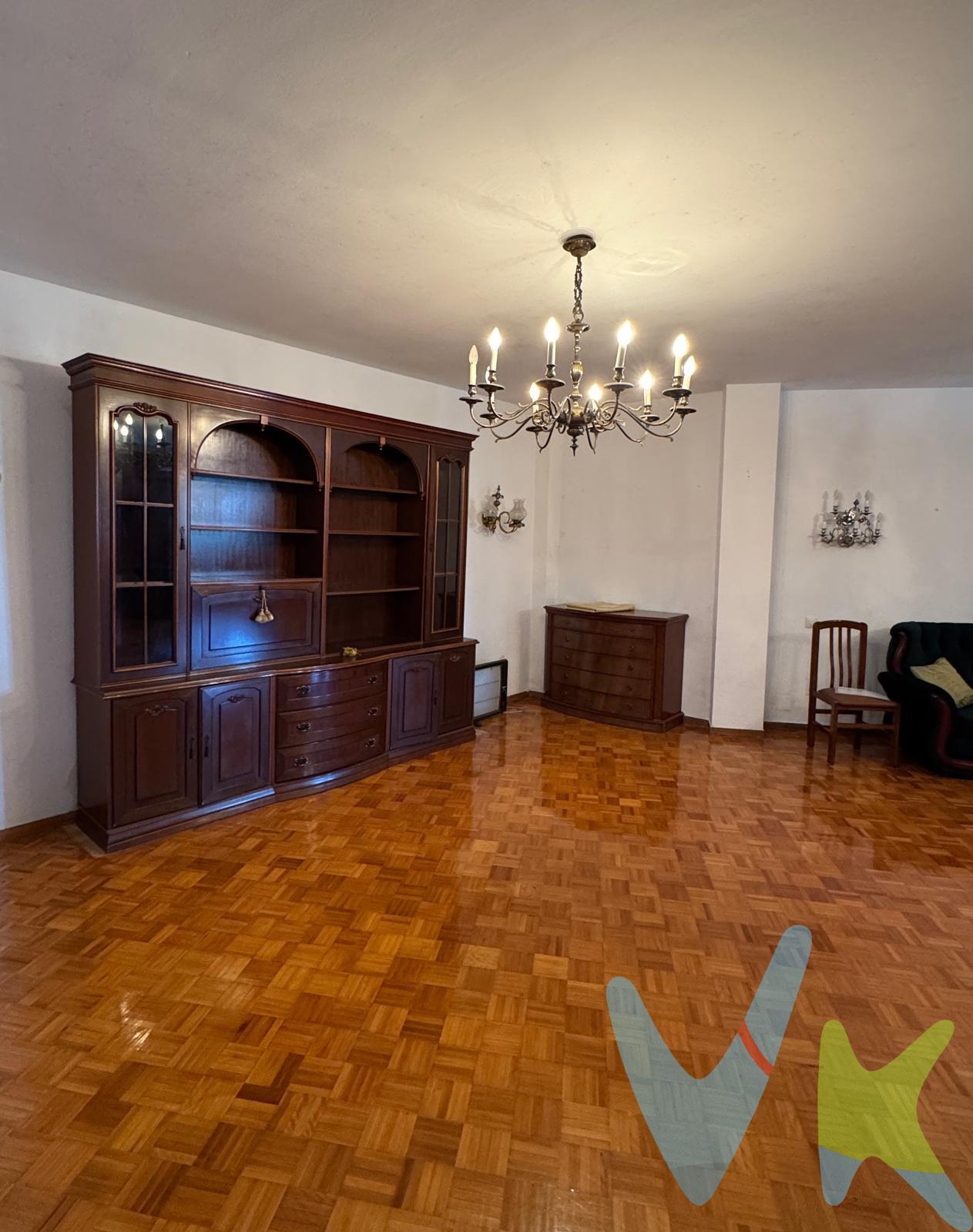 Les presentamos espacioso inmueble, con 200m2 se superficie útil, en la demandada zona de Bahía Blanca. En cuestión de minutos a pie, se encuentra la playa de Santa María del Mar, una de las playas con más encanto de la ciudad. . El inmueble consta de cinco dormitorios, dos cuartos de baño completos, y amplio salón que se encuentra actualmente dividido en  dos espacios, creando así una acogedora sala de estar. Desde esta se accede a una gran terraza exterior a la calle. La cocina es independiente y cuenta con lavadero y amplio dormitorio de servicio. . La ubicación y la orientación la hacen una vivienda muy luminosa. El edificio tiene dos piscinas en la azotea y en el precio está incluida una plaza de garaje cerrada apta para vehículos de gran tamaño, con fácil acceso desde el propio edificio y con espacio, además, para almacenaje. . Infórmense sin compromiso, ¡Estaremos encantados de asesorarles!. Por mandato expreso del propietario, comercializamos este inmueble en exclusiva, lo que le garantiza el acceso a toda la información, a un servicio de calidad, un trato fácil, sencillo y sin interferencias de terceros. Por este motivo, se ruega no molestar al propietario, a los ocupantes de la propiedad o a los vecinos. Muchas gracias por su comprensión. De acuerdo con lo previsto en el Decreto 218/2005, de 11 de octubre, se informa al cliente que los Gastos Notariales, Registrales, impuesto de transmisiones (ITP), Honorarios de intermediación, Gastos financieros, y otros gastos inherentes a la compraventa no están incluidos en el precio.
