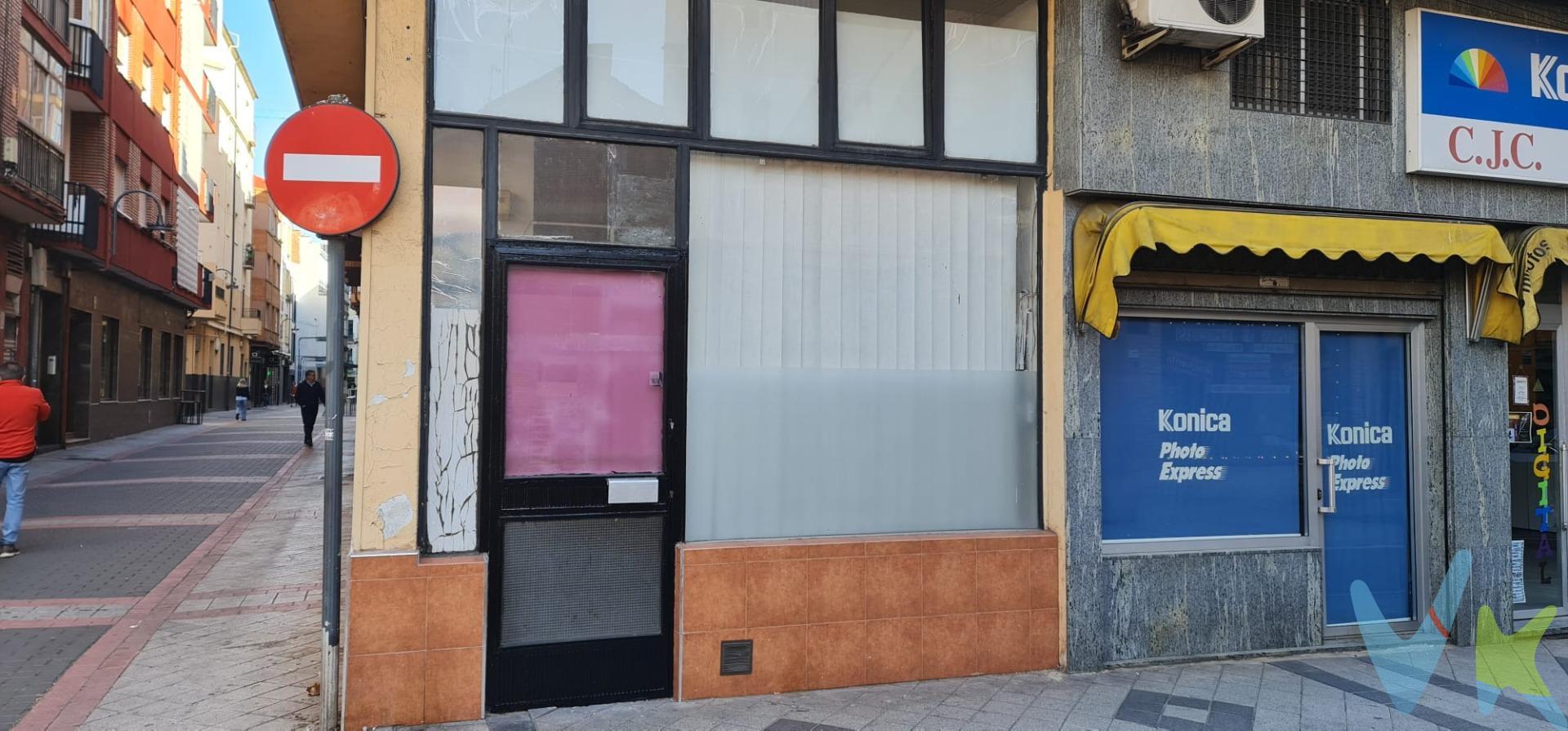 Ubicado en la estratégica intersección de la calle Acibelas y Juan Agapito Revilla, este local comercial ofrece una excelente oportunidad para emprendedores e inversores. Con un amplio espacio que permite diversas configuraciones, el inmueble se encuentra disponible para reforma según las necesidades del futuro propietario. Su ubicación céntrica garantiza una gran visibilidad y afluencia peatonal, aspectos clave para cualquier negocio exitoso. Además, esta propiedad incluye un anexo destinado a plaza de garaje exclusivamente en caso de venta, lo cual añade valor al conjunto inmobiliario. No pierda la ocasión de transformar este local en su próximo proyecto empresarial.