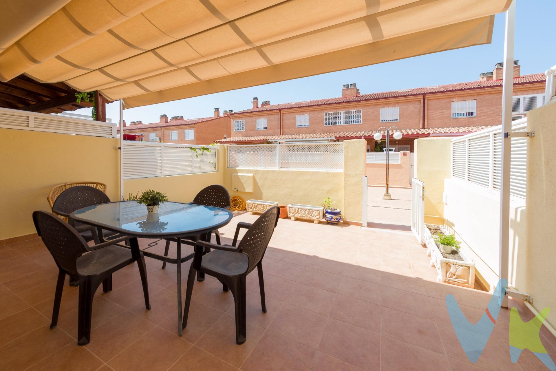 🏡 Exclusivo adosado en residencial con piscina en la prestigiosa zona del Torreón, Benicasim 🌴🌊. ✨ Descubre este magnífico adosado situado en una de las zonas más demandadas de Benicasim, ya que El Torreón es un enclave privilegiado donde la tranquilidad, el mar y la calidad de vida se unen para ofrecerte el hogar que siempre has soñado. 🏘️ La vivienda forma parte de un residencial privado con amplias zonas comunes y una fantástica 🏊 piscina comunitaria, perfecta para disfrutar del verano en familia o relajarte bajo el sol mediterráneo. ☀️ Gracias a su excelente orientación y distribución, la casa ofrece espacios amplios, luminosos y muy acogedores. 🛋️ El salón-comedor, amplio y confortable, se abre a una agradable terraza, ideal para desayunar al aire libre, organizar cenas con amigos o simplemente disfrutar del buen clima durante todo el año, teniendo la posibilidad en invierno de disfrutar de chimenea. 🍽️ La cocina, funcional y perfectamente distribuida, está pensada para hacer el día a día mucho más cómodo  y tiene salida a una amplia terraza ideal para la época estival por su buena orientación al norte. 🛏️ En la planta superior encontrarás tres dormitorios amplios y luminosos que garantizan el descanso y la privacidad de toda la familia, el principal con baño en suite. 🚗 Además, la vivienda dispone de garaje privado y espacio de almacenamiento, un valor añadido imprescindible. 📍 Una ubicación privilegiada. 🌊 A pocos minutos caminando de la playa en el mejor paseo marítimo del Mediterraneo, rodeada de cafeterías, restaurantes y todos los servicios. 🌳 En un entorno residencial tranquilo, seguro y familiar. 🚲 Perfecta para disfrutar del deporte, los paseos y la naturaleza durante todo el año. ⭐ Lo que más te enamorará. ✅ 🏊 Residencial privado con piscina comunitaria. ✅ 🌴 Zona tranquila y exclusiva. ✅ ☀️ Amplias terrazas para disfrutar del clima mediterráneo. ✅ 🚗 Garaje privado. ✅ 🌊 A escasos minutos de la playa del Torreón, bandera azul de la U.E. ✅ 🛍️ Cerca de todos los servicios. ✅ 🔑 Ideal como vivienda habitual, segunda residencia o inversión. 💙 Vivir en El Torreón es apostar por un estilo de vida único, donde cada día comienza con la brisa del mar y termina disfrutando de uno de los mejores entornos puesto que se encuentra a cinco minutos andando del pueblo de BENICASIM donde salir a tapear o a disfrutar restaurantes de calidad se ha convertido en algo imprescindible. ✨ ¡No dejes escapar esta oportunidad de vivir donde siempre has querido!                                                                                                                                                                                                                                            Por mandato expreso del propietario comercializamos este inmueble mediante contrato de multi-exclusiva, por el cual numerosas agencias colaboradoras, nacionales e internacionales, ofrecen esta vivienda a sus potenciales compradores, todo ello garantizando un servicio de calidad, un trato fácil, sencillo y sin interferencias de terceros, ya que la gestión es a través de nuestra agencia. *Impuestos, gastos de compraventa tales como honorarios agencia y financiación no incluidos.