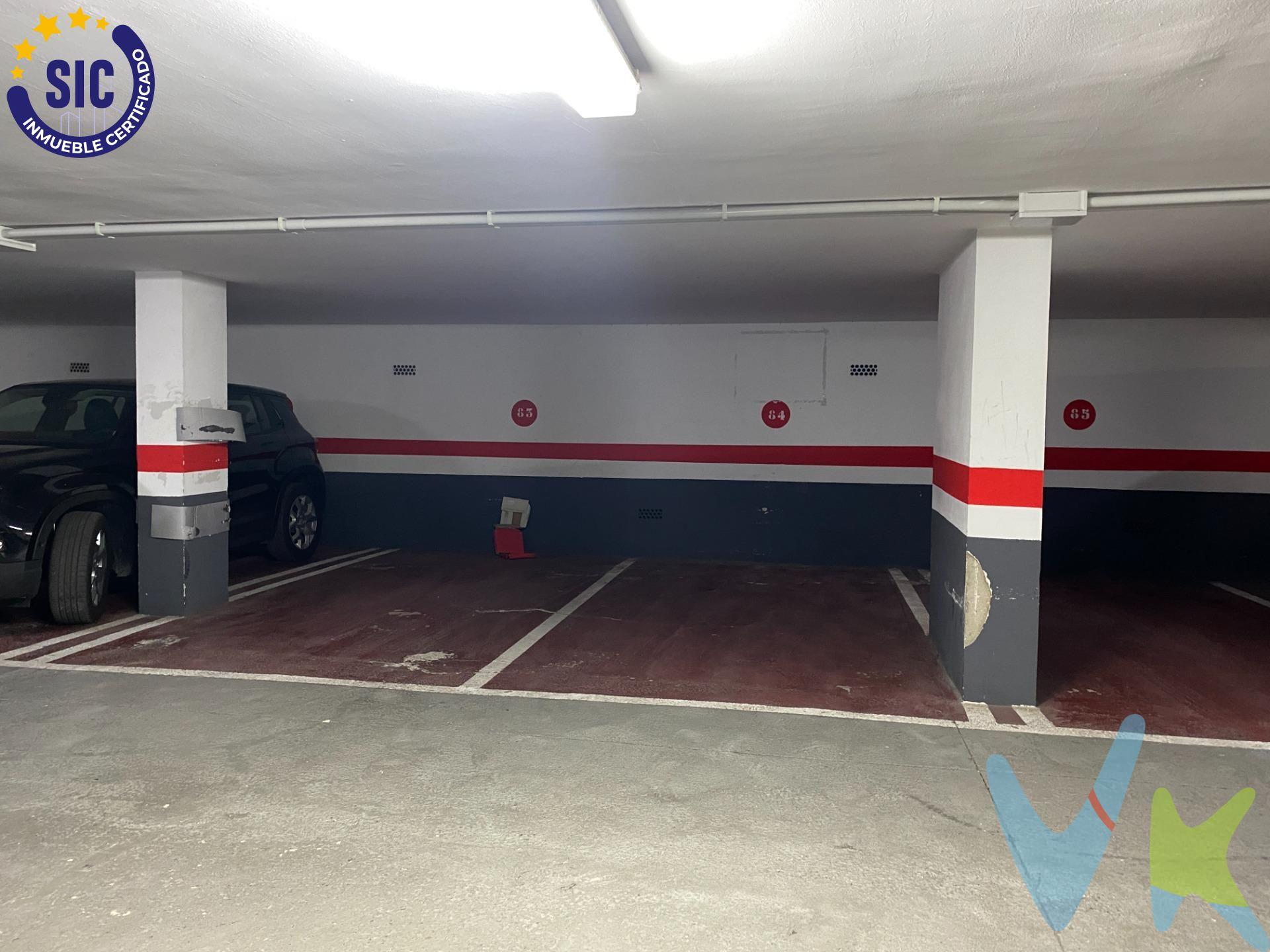 ¡Oportunidad! Plaza de Garaje en VENTA en el centro de ciudad, ubicada en la C/Colón nº 34, zona con alta demanda de plazas de aparcamiento. Está situada en un edificio construido en 1992 con vigilancia 24 horas. Es una plaza de 28 m2 para coche grande, dimensiones: 2,30x4,50 m de muy fácil acceso, cómoda, con rampas amplias de entrada y salida, puerta automática, puerta auxiliar de acceso directo a la calle y buen espacio para maniobras. Se encuentra en el segundo sótano. Aprovecha esta oportunidad de tener un espacio seguro y céntrico para tu vehículo. En el precio de venta al público de esta propiedad NO se incluyen los gastos de adquisición (Notario, registro, gestión, honorarios de inmobiliaria…). Por mandato expreso del propietario, comercializamos este inmueble en exclusiva, lo que le garantiza el acceso a toda la información, a un servicio de calidad, un trato fácil, sencillo y sin interferencias de terceros. Por este motivo, se ruega no molestar al propietario o a los vecinos. Muchas gracias por su comprensión. Si usted es agente inmobiliario y tiene un cliente para este inmueble, llámenos porque estaremos encantados de colaborar. La descripción del presente inmueble e imágenes tienen mero carácter informativo y en ningún caso carácter contractual, pudiendo ser modificados por la inmobiliaria comercializadora sin que ello implique responsabilidad alguna frente a terceros. En el precio de venta a público, esta propiedad NO incluye los gastos de adquisición (Notario, registro, gestión, honorarios, etc…). 