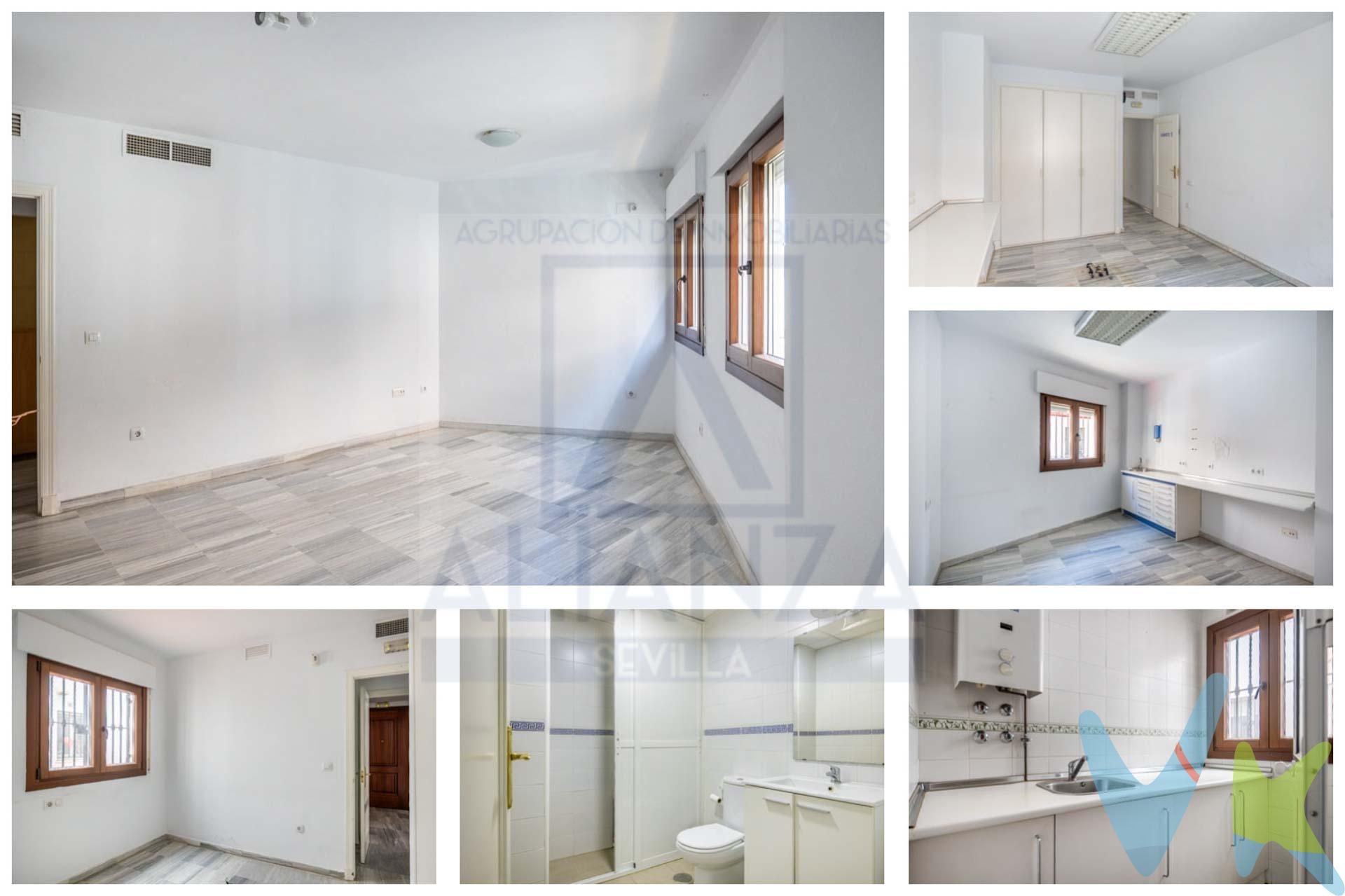 Amplio piso en planta baja en pleno centro de Camas – Gran potencial. Se vende amplio piso situado en Calle Alcalde Manuel Marín, en pleno centro de Camas, en un edificio del año 2003. La vivienda cuenta con aproximadamente 90 m² construidos, distribuidos en dos habitaciones, salón, baño y espacio para cocina. El inmueble se encuentra actualmente acondicionado como consulta profesional, lo que ofrece una magnífica oportunidad para personalizar y adaptar la vivienda a tu gusto con una pequeña inversión (instalación de cocina, adaptación de baño con ducha y algunos detalles adicionales). Destaca por su excelente calidad y amplitud de espacios:. •	Luminoso a pesar de ser planta baja. •	Salón y futura cocina de generosas dimensiones. •	Dormitorio principal amplio. •	Dos habitaciones con armarios empotrados. •	Suelos de mármol. •	Aire acondicionado centralizado. •	Ventanas modernas con doble acristalamiento, que aportan aislamiento térmico y acústico. Una vivienda con enorme potencial, ideal tanto como primera residencia como inversión, en una ubicación privilegiada con todos los servicios a pie de calle. En cumplimiento de las obligaciones de información previstas Disp. final 3ª de la Ley 10/2025, de 28 de diciembre, de servicios de atención a la clientela y transparencia, así como en la normativa sectorial vigente, y RD 218/2005 de Inf. de la Junta de Andalucía, el precio indicado no incluye los gastos e impuestos inherentes a la adquisición, los cuales se desglosan estimados o con posibilidad de calcularlos a continuación; los gastos más ajustados serán dados en el D.I.A. en la visita a inmuebles, o antes. *Gastos de Notaría: La Minuta se calculará según al arancel notarial oficial: Anexo I, del Real Decreto 1426/1989, de 17 de noviembre. Enlace: notariared.com/calculadora-gastos-compra-vivienda/. *Gastos de Registro de la Propiedad: La inscripción se facturará según el arancel oficial: ANEXO I, del Real Decreto 1427/1989, de 17 de noviembre. Igual enlace anterior. *Gastos de Gestión (Gestoría): Los honorarios por la tramitación administrativa, liquidación de impuestos e inscripción registral ascienden de forma estimativa a [363 € aprox.] (IVA incluido), aunque depende de cada caso, y su dificultad. *Honorarios Agencia del Vendedor: incluidos en el PVP. *Honorarios Agencia del comprador: La agencia prestará los servicios de información, asesoramiento y acompañamiento previstos en el Encargo de Servicios y en el D.I.A. Si solicita servicios adicionales o personalizados, sus honorarios serán informados previamente, de forma individualizada y por escrito, conforme a la libertad de pactos y a la normativa vigente. *Si necesita Financiación, su banco le informará. *Impuesto sobre Transmisiones Patrimoniales (ITP): Se aplicará el tipo impositivo vigente en Andalucía (generalmente el 7%, sin perjuicio de tipos reducidos del 6%. 3,5%, etc, aplicables según las circunstancias personales del comprador o las características del inmueble). El impuesto se devenga sobre el superior entre: 1.- Valor de Referencia de Catastro; y 2.- Precio de venta. Puede calcular su situación personal en el portal oficial de la A.T. de Andalucía. enlace: juntadeandalucia.es/organismos/economiahaciendayfondoseuropeos/areas/tributos-juego/tributos/paginas/impuestos-cedidos-transmisiones.html. 