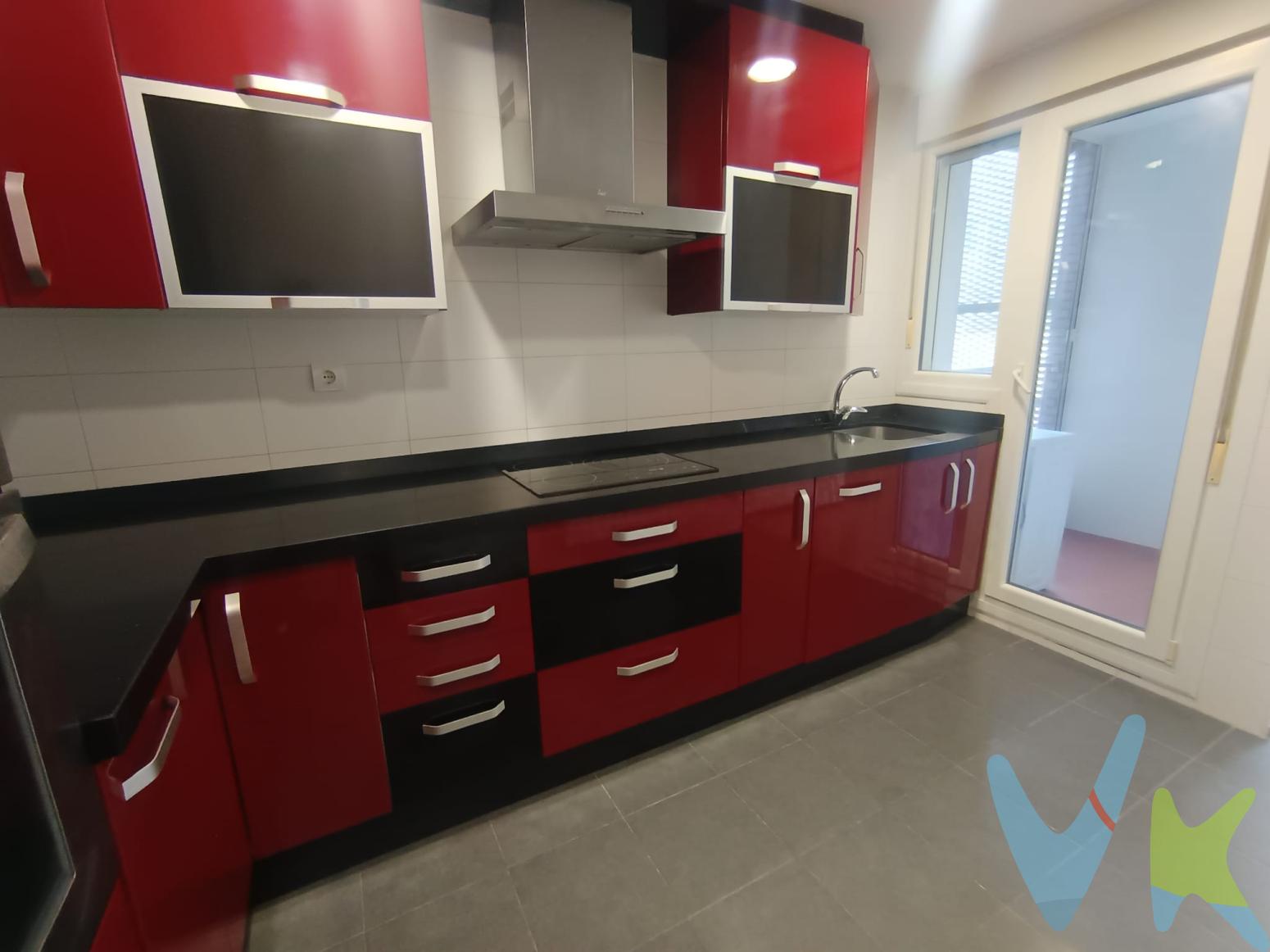 Te presentamos este bajo con muchísima luz y espacios abiertos, y con todas las comodidades necesarias para disfrutar de una vida moderna y cómoda. Situado en la planta baja este piso  te recibe con un  hall, a continuación encontramos el salón con cocina abierta totalmente equipada que cuenta con salida al tendedero.Este coqueto piso consta también de DOS HABITACIONES, la principal con armario empotrado para almacenaje.El baño, completo y con bañera, completaría esta magnifica propiedad.La vivienda viene completamente amueblada y equipada con electrodomésticos, lo que le permitirá instalarse de inmediato sin preocuparse por nada. La propiedad incluye una PLAZA DE GARAJE, indispensable para aquellos que buscan comodidad y seguridad para su vehículo. Asimismo, el TRASTERO anexo cuenta con un cabrete para dar un doble espacio para almacenamiento, permitiendo mantener el hogar ordenado y libre de desorden.Visitar esta propiedad es imprescindible para apreciar totalmente su atractivo y potencial.VIVIENDA DE V.P.O, LLÁMANOS Y TE INFORMAMOS SIN COMPROMISO¡¡¡No deje pasar esta oportunidad, su nuevo hogar en La Penilla le espera para empezar una nueva etapa llena de satisfacciones!!!Al comprador se le cobrarán gastos de gestión 1.500EUR + IVA correspondiente.Los precios mostrados no incluyen impuestos, gastos de compraventa ni financiación.