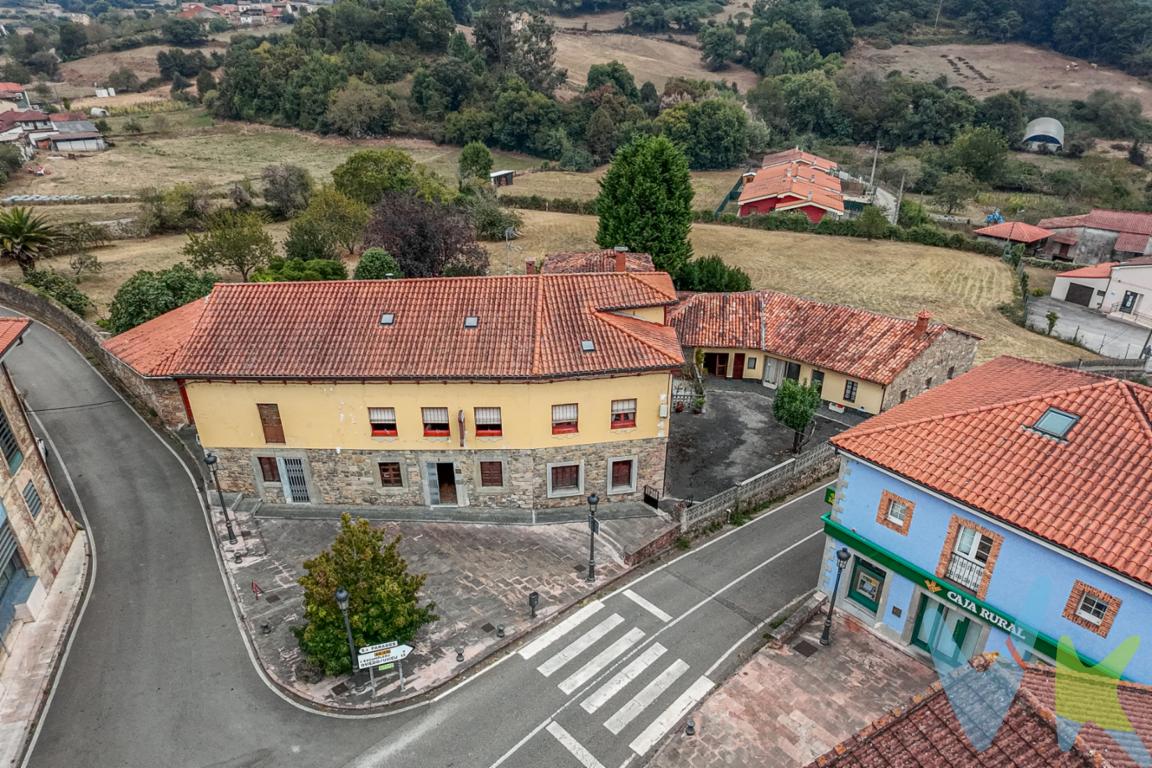 🌟 OPORTUNIDAD ÚNICA PARA INVERSORES: Complejo Hotelero, Restaurante y Eventos en el Corazón de Asturias 🌟 ¡Una inversión de ensueño lista para operar y expandirse! Se vende un espectacular complejo con restaurante, alojamiento y enorme potencial para eventos y turismo de ruta en una finca edificable de 5.000 m². Esta propiedad combina a la perfección la tradición asturiana, el confort moderno y una ubicación estratégica. Ubicación Estratégica: Santuallu, Las Regueras El complejo se encuentra en Santuallu, en el concejo de Las Regueras, un enclave de paz y naturaleza con excelentes comunicaciones, ideal para el turismo de interior y de paso:Destino Clave  / Distancia / Tipo de TurismoOviedo (Capital)   15-20 min : turismo Urbano, Cultural, NegociosGijón (Playa y Puerto)  30-40 min : Sol y Playa, GastronomíaAvilés (Centro Niemeyer) :  25-35 min  Industrial, CulturalPlaya (Cudillero/Gozón)  30 min  Litoral, Ocio  30 minCamino de Santiago  Próximo a la Ruta Interior (Primitivo) Peregrinación, SenderismoEsta ubicación asegura una clientela diversa que va desde el turismo de carretera y peregrinos, hasta los visitantes urbanos que buscan un retiro rural cerca de las ciudades. Análisis de Inversión y Rentabilidad Este complejo ofrece múltiples líneas de negocio simultáneas, garantizando una alta rentabilidad:Restauración (Negocio Estable): El edificio principal cuenta con un restaurante completamente equipado (barra, cocina profesional, salón comedor) con clientela fidelizada.Alojamiento Múltiple: Tres habitaciones dobles en el edificio principal, más un piso anexo de 4 dormitorios (ideal para alquiler vacacional o vivienda del propietario/gestor).Eventos y Celebraciones (Alto Margen): La finca de 5.000 m² edificable es perfecta para instalar carpas, bodas, y grandes eventos, con el valor añadido del encanto rural asturiano.Expansión Inmediata: La edificación adicional que puede convertirse en dos apartamentos turísticos permite aumentar la capacidad de alojamiento y los ingresos pasivos de forma rápida. Instalaciones y Encanto Tradicional Edificio Principal: Restaurante totalmente equipado en planta baja (barra, cocina, salón) y 3 habitaciones dobles en planta alta.Anexo Residencial (Entrada Independiente): Piso de dos plantas con salón-cocina, baño y 4 dormitorios en total (2 en la planta principal y 2 abuhardillados).Finca de 5.000 m²: Un entorno idílico con amplios jardines, ideal para eventos, con comedor privado de piedra y acceso independiente.Joyas Asturianas: El complejo se enriquece con un llagar y una panera típicos, que añaden valor turístico y autenticidad.¡La oportunidad que estaba esperando para invertir en un activo diversificado y con potencial de crecimiento exponencial en el sector turístico de Asturias! Un negocio en marcha con la capacidad de transformarse en un destino de referencia para bodas y el turismo rural de alta gama.📞 Llámenos hoy mismo para recibir el dossier de inversión y concertar una visita. 