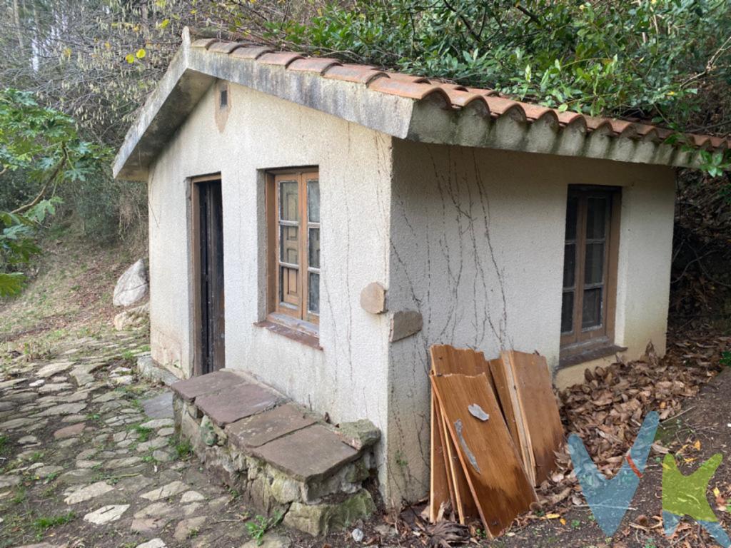 Descubre esta preciosa finca de 6.900 metros cuadrados ubicada en Caldones, a tan solo 12 minutos de Gijón. Esta propiedad se encuentra en una de las zonas más bonitas y tranquilas de Gijón, con maravillosas vistas y una excelente orientación que garantiza sol durante todo el día. La finca cuenta con una cabaña de unos 15 metros cuadrados, perfecta para quienes buscan un refugio en plena naturaleza.El terreno presenta una ligera pendiente con una zona llana ideal para diferentes usos. Además, dispone de agua y la posibilidad de una acometida cercana de luz, lo que la hace perfecta para instalar placas solares y disfrutar de un espacio sostenible y autosuficiente.Ventajas de la ubicación:Situada en un entorno natural, esta finca ofrece la oportunidad de disfrutar de la tranquilidad del campo sin renunciar a la proximidad a la ciudad. A pocos minutos en coche se encuentran todos los servicios y comodidades que ofrece Gijón. La ubicación es ideal para quienes buscan un lugar para desconectar y relajarse, rodeados de naturaleza.No dejes pasar esta oportunidad de adquirir un espacio único en el que podrás disfrutar de la naturaleza a tan solo un paso de la ciudad.¡Contacta con nosotros y programa una visita para conocer esta finca en persona! Nota: El precio no incluye el impuesto de Transmisiones Patrimoniales ni los gastos de Notaría y Registro.