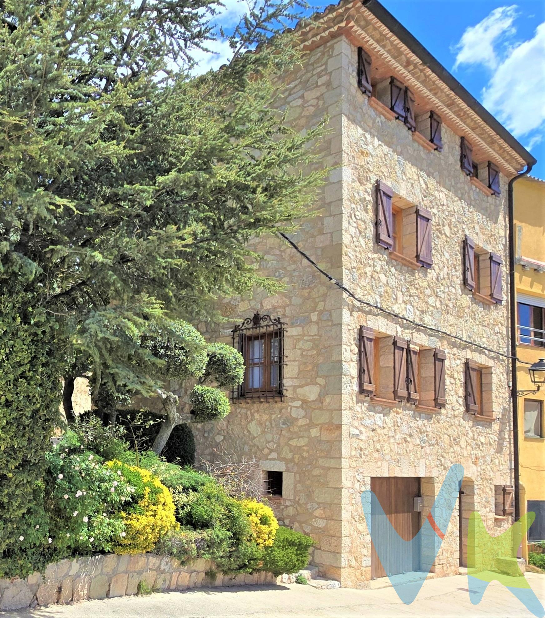 UN HOGAR DESEÁNDOTE AMAR EN PLENO CORAZÓN DE LAS MONTAÑAS DE PRADES.  .  Cuando la arquitectura y el diseño sobrepasan ciertos límites, ocurren cosas como las que has sentido al visualizar el reportaje fotográfico que te he preparado sólo para ti. No intentes negártelo, te ha invadido des del primer fotograma hasta el último esa cualidad de una persona, animal o cosa capaz de provocar en quien los contempla o los escucha un placer sensorial, intelectual o espiritual, más conocido como BELLEZA.  .  Sinceramente no entiendo por que continuas leyéndome, quizás esperas que te enumere el equipamiento y distribución de mis estancias, de los metros cuadrados que poseo, de las vistas que te regalaré a diario, de la banda sonora que cada atardecer  procuraré para ti, del confort y calidez con el que te cuidaré a ti y a quien tu desees..ambos sabemos que no depende de ti, soy yo quién ya te ha elegido.  .  Supongo que habrán elaborado de mi una ficha técnica y específica que encontrarás más abajo de mis palabras, que te permitirá continuar mirándome disimuladamente. Llevan tiempo cuidándome y arreglándome para ti, preparándome para este momento. He  intentando pasar desapercibida para los demás entre los senderos de luz y bosques de paz  que te conducirán hasta mi.  .  Ponte en contacto, alguien te responderá y abrirá mi puerta para ti, y una vez ya dentro de mi, acariciando mis paredes, sentiré que por fin te has dado cuenta que simplemente puedo ser para ti.  .  Firmado:.  .  Tu Casa, tu Hogar deseándote amar. ESPECTACULAR CASA DE 224 m²,  CONSTRUIDA INTEGRAMENTE HACE  35 AÑOS CON MATERIALES DE PRIMERA CALIDAD Y CON ELEMENTOS HISTÓRICOS. EL INMUEBLE SITUADO EN  LA POBLACIÓN DE ARBOLÍ (Tarragona), SE ENCUENTRA A  714 METROS DE ALTURA DEL NIVEL DEL MAR.  SE HAYA EN EL CORAZÓN DE LAS MONTAÑAS  DE PRADES A TOCAR DEL PRIORATO ( FANTÁSTICA ZONA VITIVINÍCOLA) Y A 30 MINUTOS DE LAS FABULOSAS PLAYAS DE LA COSTA DORADA. Concierten una visita con nosotros, les atenderemos con mucho gusto.