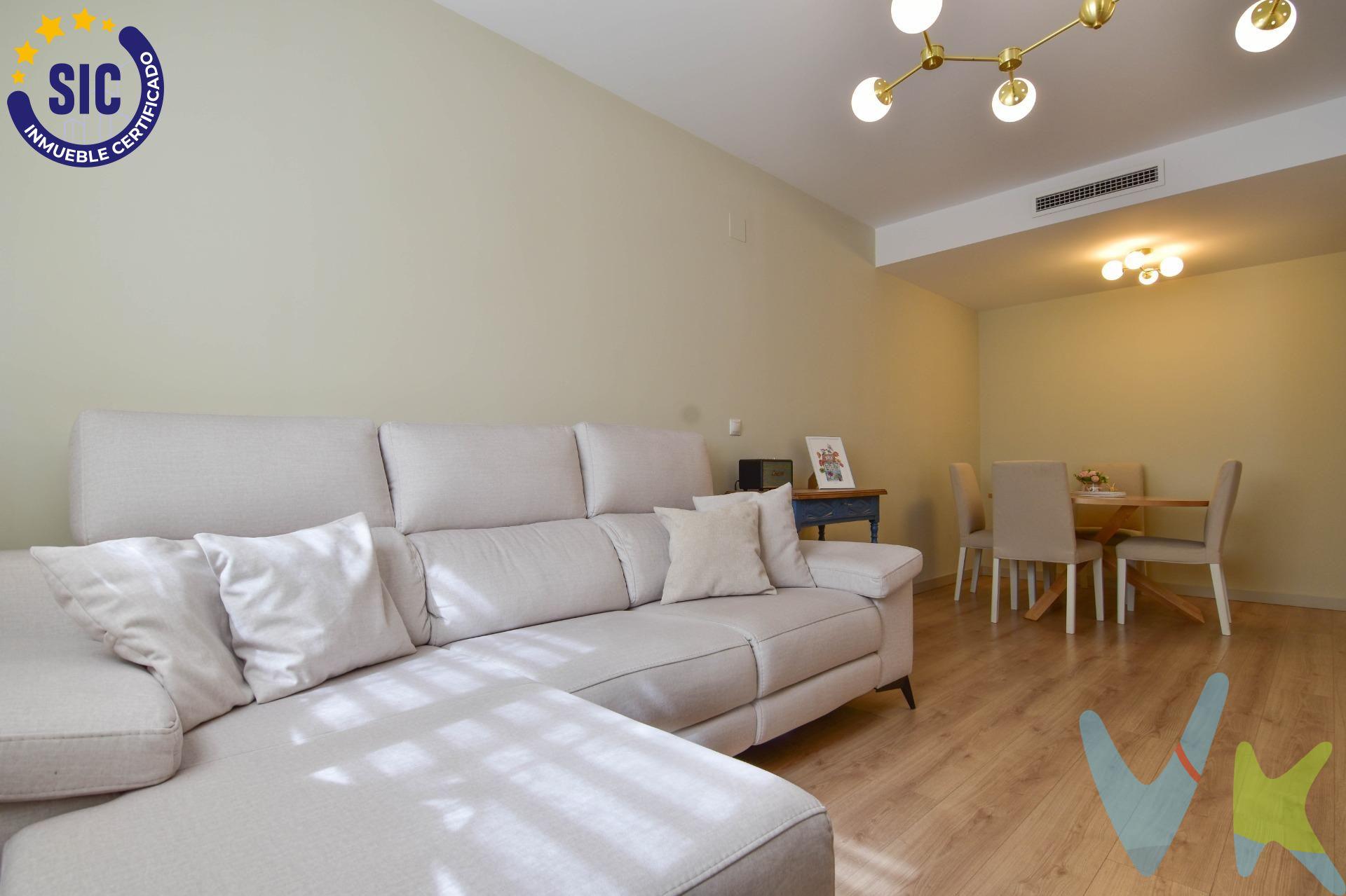 Hay viviendas que simplemente cumplen… y otras que consiguen que, desde el primer instante, imagines tu vida en ellas. En la zona nueva de Paiporta te espera este exclusivo entresuelo, una vivienda pensada para quienes valoran la comodidad, la calidad y los pequeños detalles que marcan la diferencia. Un hogar donde cada estancia ha sido diseñada para disfrutar del día a día con amplitud, luz y funcionalidad. Completamente exterior y con orientación oeste, la vivienda recibe una cálida luz natural durante toda la tarde, creando un ambiente acogedor y lleno de vida. Sus tres dormitorios ofrecen el espacio perfecto para adaptarse a cualquier etapa familiar, mientras que los dos baños aportan la comodidad que todos buscamos. El amplio salón-comedor se convierte en el corazón de la casa, un lugar donde compartir momentos inolvidables, y la cocina con práctica galería, está preparada para hacer más cómodo tu día a día. Pero esta vivienda va mucho más allá de sus metros cuadrados. Sus excelentes calidades y los extras que incorpora la convierten en una oportunidad difícil de encontrar. Porque no solo tendrás un hogar, también disfrutarás de una plaza de garaje con punto de carga para coche eléctrico, pensando en el presente y en el futuro, además de un trastero que aporta ese espacio extra tan necesario. Todo ello en una de las zonas más demandadas de Paiporta, rodeada de avenidas amplias, parques, comercios, colegios y todos los servicios necesarios para vivir con tranquilidad sin renunciar a la comodidad de tenerlo todo a pocos minutos. Hay casas bonitas… y luego están aquellas que reúnen ubicación, calidad, confort y proyección de futuro. Este entresuelo pertenece a ese segundo grupo. Ahora solo falta que vengas a descubrir por qué podría convertirse en el hogar que llevas tiempo buscando. Nota: Agencia Registrada con el Nº 1395 en el Registro Obligatorio de Agentes Inmobiliarios de la Comunitat Valenciana, consultable en la web de la Generalitat Valenciana. La oferta está sujeta a cambios de precio o retirada del mercado sin previo aviso. La información contenida en el presente anuncio se facilita a título meramente informativo y no contractual, los datos, descripciones, superficies, imágenes y cualquier otro contenido del mismo pueden estar sujetos a errores u omisiones al ser facilitados por terceros. El precio de venta publicado no incluye los honorarios de intermediación inmobiliaria, ni los impuestos legalmente aplicables (IVA o ITP), ni los gastos derivados de la compraventa, tales como notaría, registro y gestoría, ni aquellos derivados de la financiación, en caso de existir. Por mandato expreso del propietario, este inmueble se comercializa en régimen de exclusiva, garantizando al interesado un acceso completo a la información y una gestión profesional, transparente y sin interferencias de terceros. Se ruega no molestar al propietario, a los ocupantes del inmueble ni a los vecinos. Agentes inmobiliarios con cliente interesado pueden contactar con la agencia para colaborar. Nuestro departamento financiero puede conseguir tu financiación. ¡Consúltanos!