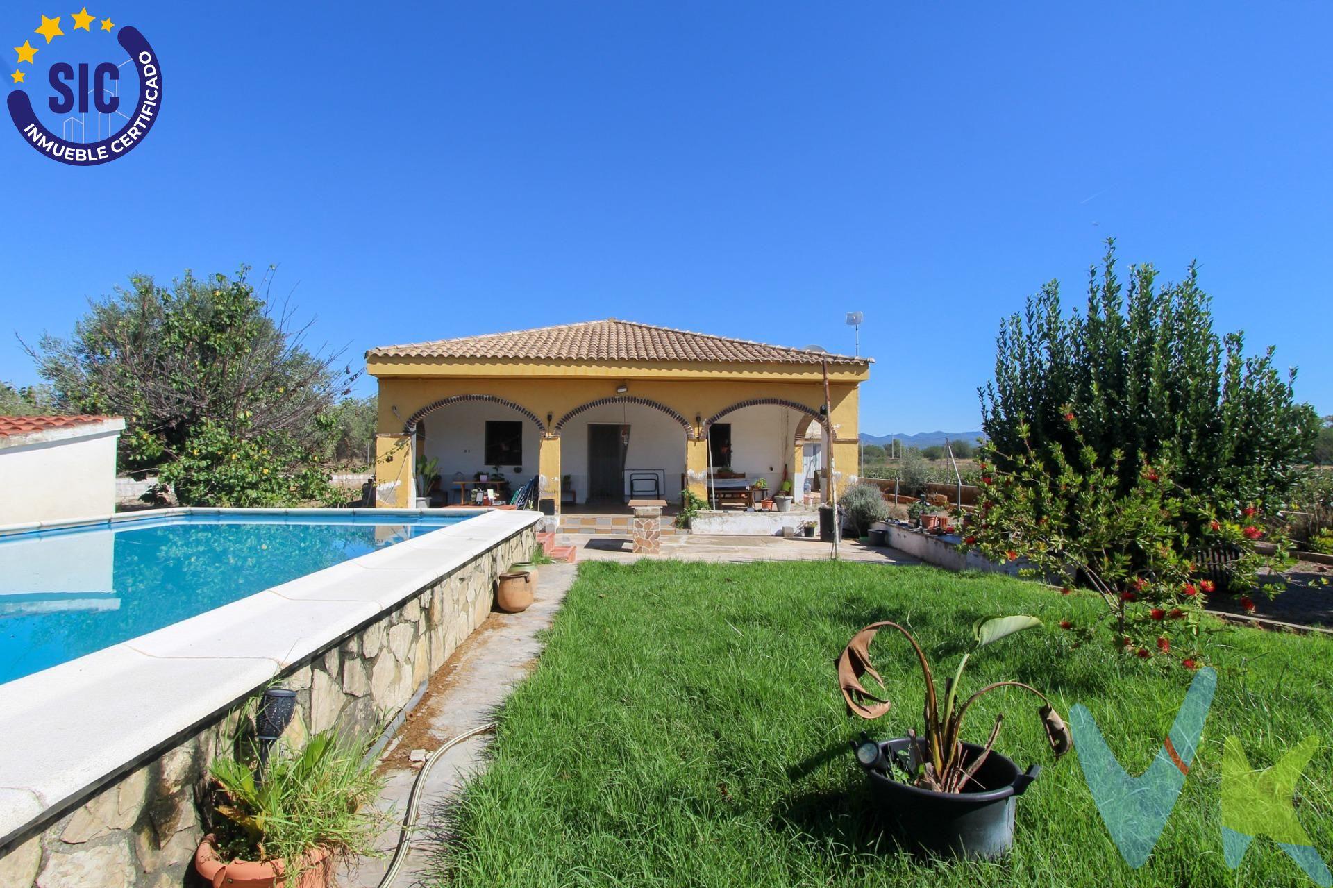 Se vende chalet urbano en Urbanización Chuliesa, Llíria. Ponemos a la venta este acogedor chalet urbano ubicado en la tranquila Urbanización Chuliesa de Llíria, ideal para quienes buscan disfrutar de la naturaleza y la privacidad, sin renunciar a las comodidades de una vivienda bien comunicada. 🔹 Características de la vivienda:. 3 habitaciones dobles con buena iluminación natural. 1 baño completo. Cocina independiente y equipada. Amplio porche de 21 m², perfecto para reuniones y momentos al aire libre. 🔹 Extras y exterior:. Parcela rústica de 1.200 m², totalmente vallada. Piscina privada, ideal para los meses de verano. Garaje independiente. Luz eléctrica y agua de riego por tubería. 📍 Una vivienda con todo lo necesario para disfrutar de la tranquilidad, el aire libre y el confort de un hogar urbano en una excelente ubicación. 📞 Contacta para más información o concertar una visita.