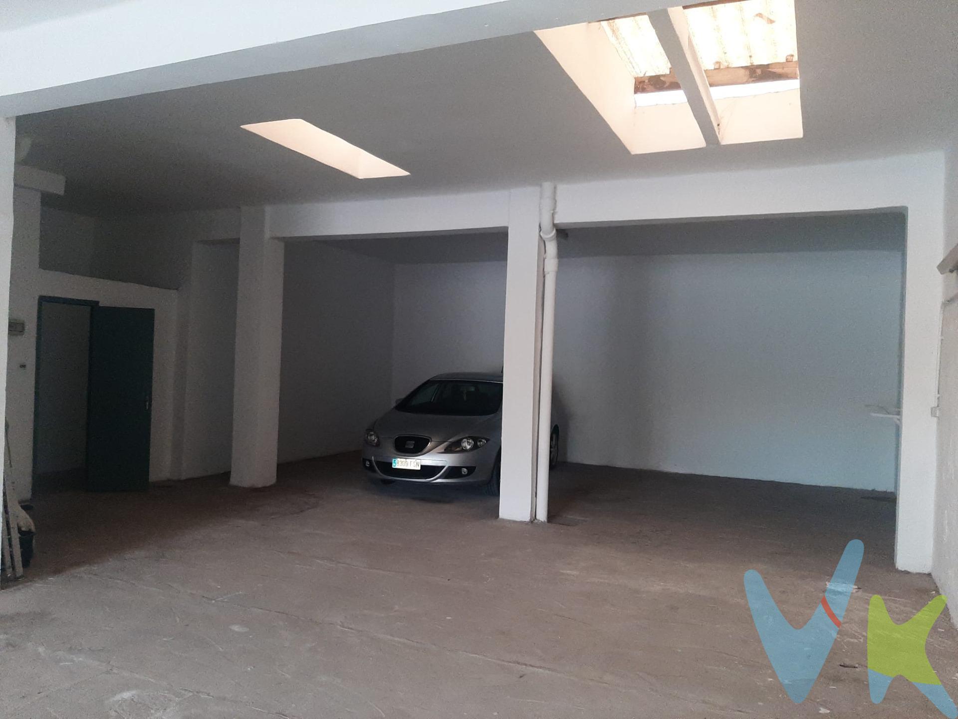 Presentamos un local comercial de amplias dimensiones, con una superficie total de 148 metros cuadrados. Actualmente utilizado como cochera, este espacio se encuentra estratégicamente ubicado en la Avenida Barcelona y ofrece vistas al hermoso Parque Pont de Ferro. Sus anchas aceras favorecen el acceso y tránsito peatonal, añadiendo valor a su ubicación. Es importante destacar que existe la posibilidad de reconvertirlo en vivienda; sin embargo, esta opción deberá ser confirmada mediante las normativas urbanísticas del Ayuntamiento de Castellón de la Plana. . El local ha sido recientemente pintado y está bien conservado, lo cual permite comenzar cualquier proyecto o actividad inmediatamente después su adquisición. Pidenos una visita y empiez a soñar con tus proyectos. No pierdas esta oportunidad única: contáctanos para solicitar una visita y comienza a imaginar cómo transformar este versátil espacio según tus necesidades.