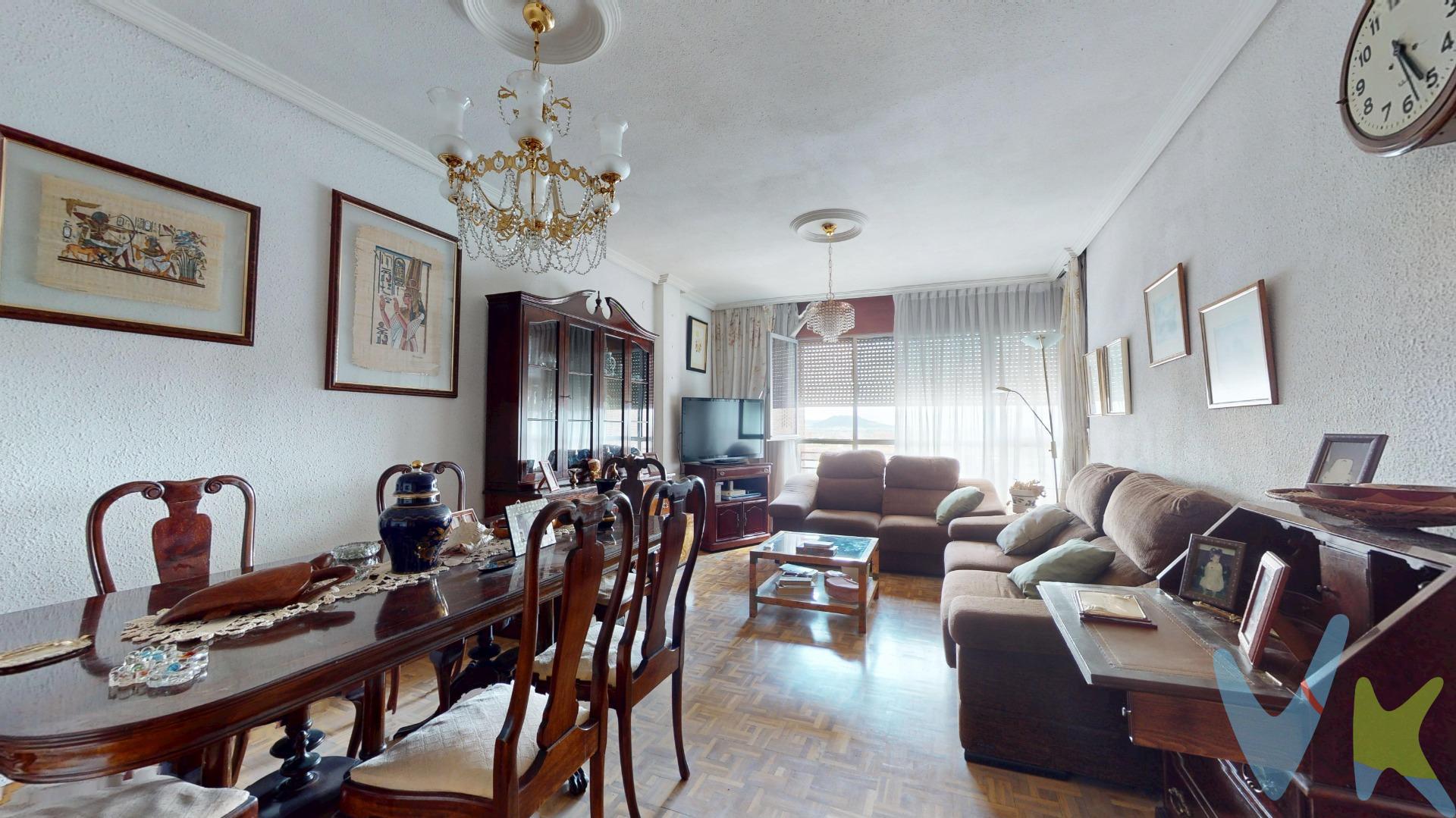 Gran oportunidad en una zona privilegiada. Este piso de cuatro dormitorios necesita actualización, pero ofrece un potencial increíble para convertirlo en tu hogar ideal. Dispone de vistas preciosas que te permitirán disfrutar de un entorno hermoso desde la comodidad de tu hogar. Además, recibe mucha luz natural y sol durante todo el día, creando un ambiente cálido y acogedor. Su ubicación es perfecta, cerca de instalaciones deportivas, incluyendo pabellón de baloncesto, colegios, transportes públicos, y centro de salud, lo que facilita mucho la vida diaria. Si buscas un piso con mucho potencial en una zona bien comunicada y con vistas encantadoras, este es tu piso.. La calefacción es central. Una magnifica propiedad que durara muy poco en el mercado al precio de 159.000€, al que hay que añadir 7.000€+IVA de honorarios de la agencia. No pierdas la oportunidad de verla, te esperamos para acompañarte en la visita. El PVP indicado no incluye impuestos ni gastos de Escritura, Honorarios agencia no incluidos. Las superficies expresadas en esa página tienen carácter descriptivo y son aproximadas. Los precios pueden ser susceptibles de modificación sin previo aviso. 
