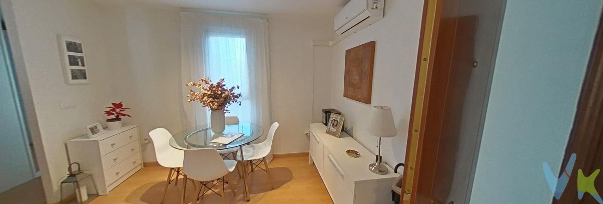 Piso en Huerta de la Reina, situado cerca de la estación, el Brillante y zona consolidada con todos los servicios cercanos. Es una segunda planta, interior pero muy luminoso, cuenta con salón comedor, cocina, baño con placa de ducha y ventana, el dormitorio principal y el otro dormitorio cuentan con armario empotrado y tenemos la opción de que se quede amuelado tal y como aparece en las fotos. Éste piso reúne requisitos tanto para ser tu primera vivienda como, si lo que quieres, es hacer una inversión para ampliar tu patrimonio y sacar rentabilidad. No dudes en visitarlo y ver cuál es el destino que tú le darías. El comprador tendrá un coste adicional de un 2% más IVA del precio de venta final con unos honorarios mínimos de 3.600€ más IVA, por el servicio de gestión, asesoramiento y formalización del proceso de compra. Este importe no está incluido en el precio publicado en venta. INFORMACIÓN ADICIONAL. Para cumplir con la normativa vigente tenemos a disposición del cliente el Documento de Información Abreviada D. I. A. Los precios indicados pueden sufrir alteraciones sin previo aviso. Los GASTOS DE LA COMPRA serán según ley (Notaria, Registro e Impuestos) y no están incluidos en el precio señalado. 