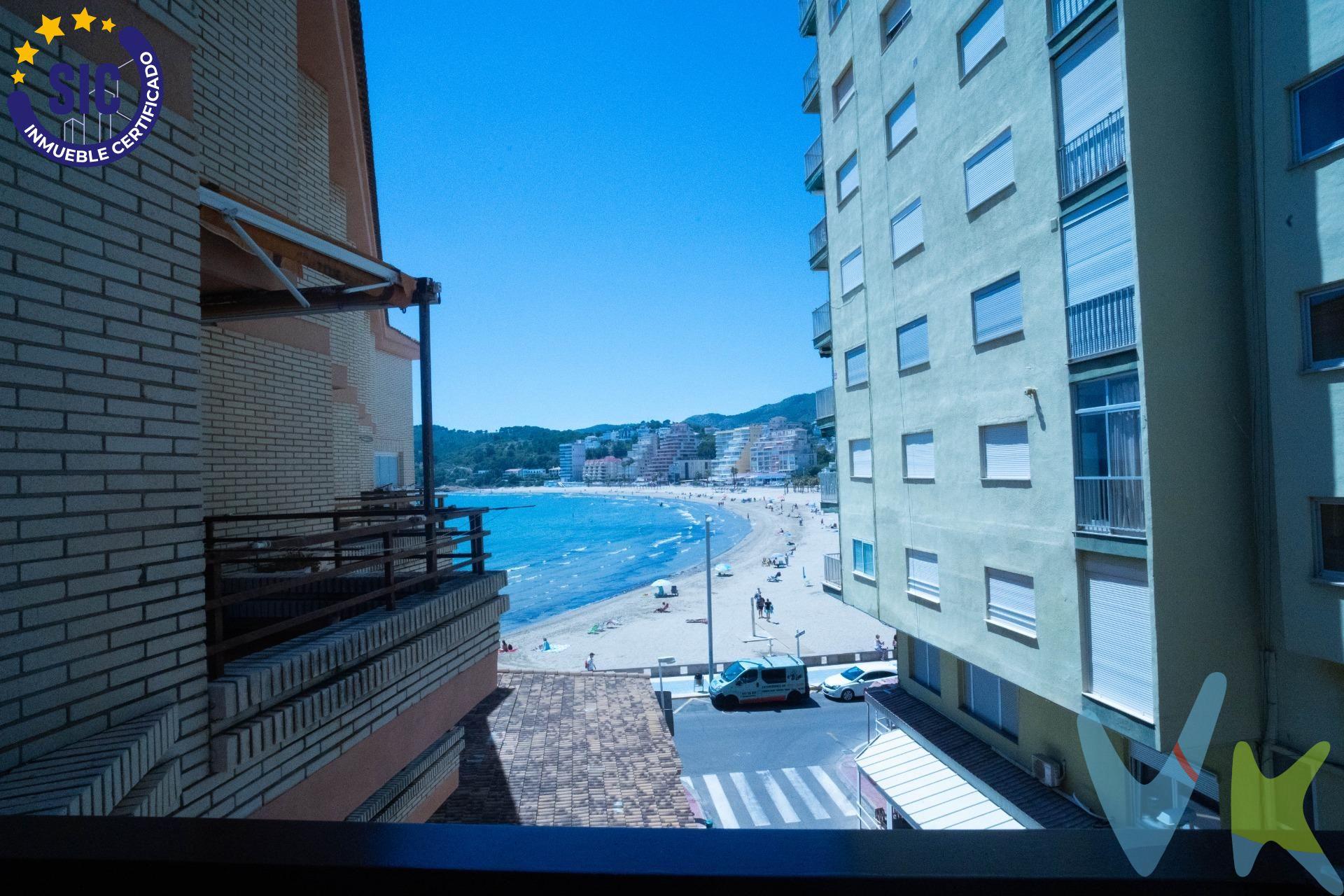 Descubre este exclusivo apartamento dúplex ubicado en la codiciada Playa de la Concha, Oropesa del Mar. Esta propiedad, que se encuentra a tan solo 50 metros del mar, cuenta con una superficie útil de 82 m², ofreciendo un espacio ideal para disfrutar tanto como inversión vacacional o residencia permanente. Compuesto por tres habitaciones dobles y dos baños más un aseo adicional, proporciona comodidad para toda la familia. Su estado es excelente gracias a su cuidadoso mantenimiento. Además incluye plaza de parking, esencial dado el alto tráfico turístico durante los meses estivales donde aparcar puede ser complicado. El inmueble destaca también por contar con terraza desde donde podrá apreciar la brisa marina por su cercanía y ya sea disfrutando del sol mediterráneo o paseos junto al mar Mediterráneo este hogar ofrece estilo vida inigualable. . La Concha, con forma de bahía, te ofrece un mar en calma apto para todos los públicos. Columpios y toboganes; hamacas y sombrillas te esperan. Completamente accesible, la playa de La Concha es también el centro de las actividades lúdicas. Un bello atardecer prolongará tu estancia hasta la hora del aperitivo y un cielo plagado de estrellas espera tu paseo nocturno. Esta maravillosa playa cuenta con los distintivos de Bandera Azul, ISO14001, SICTED (Sistema Integral de Calidad Turística en Destino) y “Q” Qualitur. Los metros útiles son aproximados. Este inmueble es en exclusiva, con lo que le facilitamos cualquier información sobre la vivienda. Por este motivo, solicitamos no molesten al propietario, ocupantes de la propiedad, vecinos o conserje de la comunidad. . Muchas gracias por su comprensión. El precio indicado puede sufrir variaciones. En todos los casos los precios expuestos son más impuestos y gastos derivados de la transmisión del inmueble.