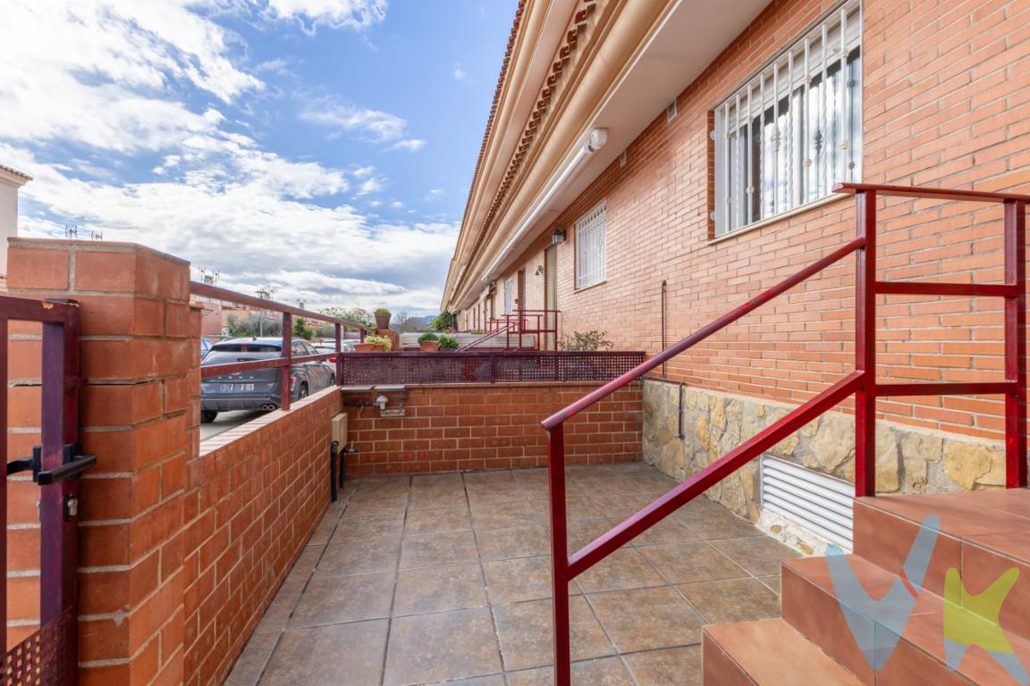 Adosado en Alfara de la Baronía amplio, con patio y garaje comunitario.Se vende estupendo adosado en Alfara de la Baronía, ubicado en una zona tranquila y residencial, ideal para quienes buscan una vivienda espaciosa, cómoda y bien distribuida.La vivienda se desarrolla en tres plantas y ofrece estancias amplias, luminosas y funcionales.En la planta baja, la vivienda cuenta con entrada desde la calle que da acceso a un amplio recibidor, desde el cual se accede al salón-comedor, una estancia principal de más de 25 m², muy luminosa y con salida directa a un patio interior privado de aproximadamente 17 m², ideal como zona de ocio, comedor exterior o espacio de relax.La cocina es independiente, cómoda y bien distribuida, y en esta misma planta se dispone de un baño completo, aportando una gran funcionalidad al día a día.La primera planta se destina a la zona de descanso y cuenta con un amplio distribuidor que da acceso a tres dormitorios, uno de ellos principal y dos individuales, todos con buena ventilación y luz natural.En esta planta se encuentran dos baños completos, uno de ellos con bañera, así como armarios empotrados, optimizando el espacio de almacenaje.En la planta sótano, la vivienda dispone de plaza de garaje en recinto comunitario, con acceso directo mediante escalera interior, además de un amplio trastero/almacén de casi 19 m², perfecto como zona de almacenaje, sala polivalente, gimnasio o espacio de trabajo.La vivienda destaca por su buena distribución, espacios exteriores, zonas auxiliares amplias y su ubicación en un entorno familiar y tranquilo.Certificado energético: D.REF: 4664.