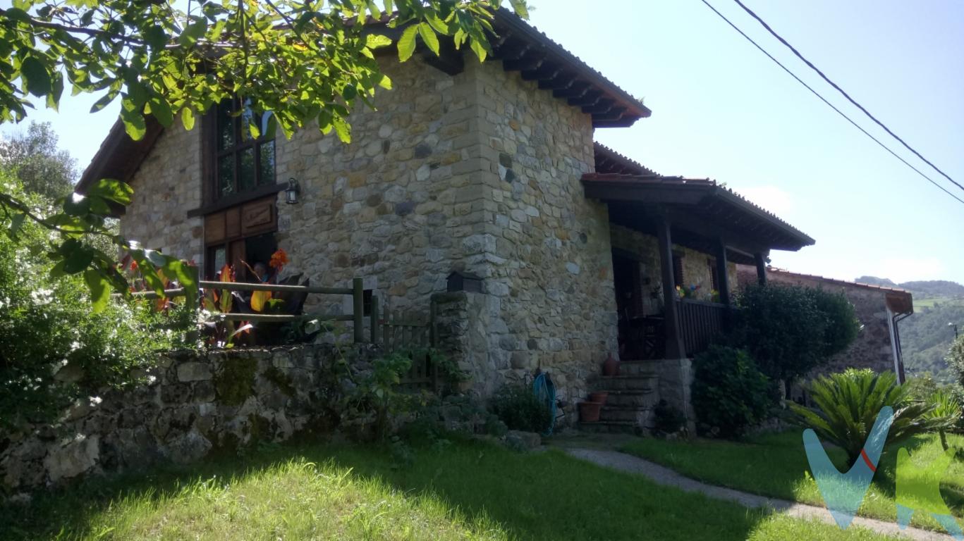 OPORTUNIDAD!!!. GRAN BAJADA DE PRECIO de esta preciosa casa nos ha enamorado. Si buscas tener un refugio o vivienda en unos de los sitios más bonitos de Asturias, muy cercana a Cangas y Picos de Europa, así como de las playas de Rodiles y La Isla, tenemos la casa perfecta. Se encuentra localizada en el pueblo de Cardes, es una localidad del concejo de Piloña, y perteneciente a la parroquia de Valle. Está situada a una altitud de 220 metros. En la actualidad cuenta con una población aproximada de 150 personas y 79 viviendas, y está a 1 km de Infiesto, localidad que cuenta con colegios, supermercados, tren y todo tipo de servicios. La casa tiene aproximadamente 185 m2 útiles. Esta totalmente nueva, proviene de una rehabilitación integral del año 2005. Tiene todos los servicios de agua, alcantarillado y calefacción eléctrica y chimenea. La vivienda esta distribuida en un gran salón comedor con cocina abierta en la planta baja, y dos dormitorios grandes con baño, además de un aseo. En la planta de arriba tiene un saloncito muy acogedor donde podrás disfrutar de tardes de lectura y relajación y un gran dormitorio bajo cubierta muy acogedor con baño integrado. La vivienda dispone de una finca que hace un total de unos 200 metros según catastro, totalmente llana y bien cuidada. A la casa la rodea un porche con impresionantes vistas al valle de Infiesto, donde podrás disfrutar de comidas y cenas con amigos y familia con unas vistas impresionantes. No esperes más, ven a visitarla.