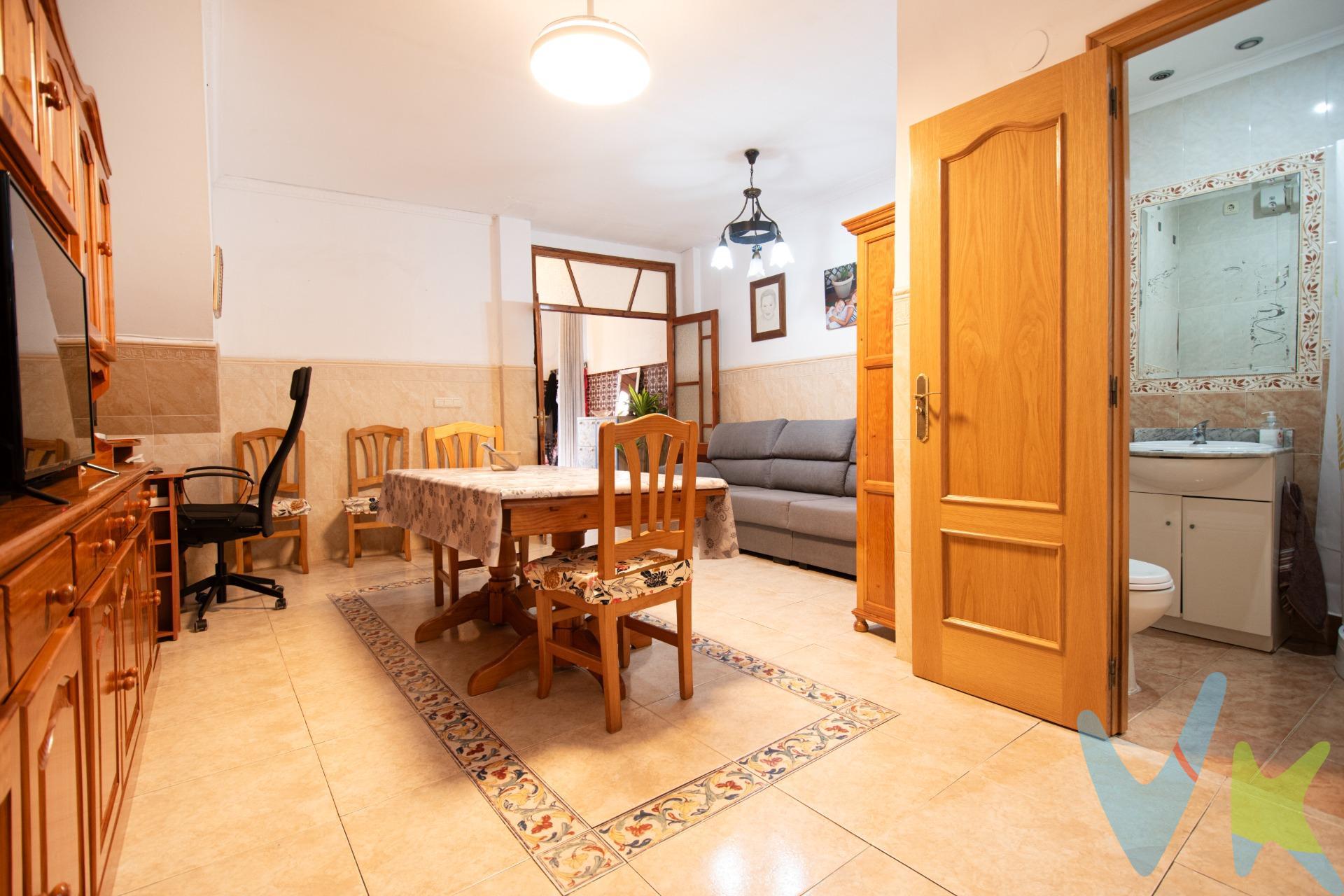 Te presentamos una casa de pueblo con encanto, de esas que ya no se encuentran fácilmente. Si lo que buscas es espacio, tranquilidad y un hogar con personalidad, esta vivienda te va a enamorar. Totalmente independiente ¡sin vecinos arriba ni abajo! ¡¡¡ni gastos de comunidad!!!, aquí podrás disfrutar de la libertad de vivir a tu ritmo, sin ruidos ni molestias, y con la comodidad de tener todo a tu alcance. Desde la calle accedemos directamente a un comedor acogedor, con ese aire de casa de siempre que invita a sentirse en casa desde el primer momento. La cocina, funcional y bien aprovechada, conecta con una galería-terraza de unos 10 m², perfecta como zona de lavandería o para tender sin preocuparte por el mal tiempo. En esta planta también encontramos un baño completo y una estancia extra que actualmente se utiliza como sala de juegos, pero que podrías convertir fácilmente en despacho, zona de estudio, rincón de lectura o lo que necesites. Es ese espacio previo a la escalera que da acceso a la planta superior, lo que la hace aún más versátil. En la planta superior encontramos cuatro habitaciones, todas de buen tamaño y con mucha luz natural. La principal destaca por contar con baño en suite, lo que aporta comodidad y privacidad. Este baño, aunque está integrado en la habitación, también da servicio al resto de estancias, algo que, con una buena organización, resulta práctico y funcional para el día a día. Desde esta planta accedemos a una pequeña galería que actúa como distribuidor hacia la parte más alta de la vivienda, donde nos espera una terraza de unos 40 m² y un trastero muy práctico. La terraza es de esas que invitan a crear un espacio propio: una zona chill-out, un lugar donde tomar el sol, montar unas jardineras o simplemente tener ese desahogo al aire libre que todos valoramos tanto hoy en día. Una casa con alma, con metros de verdad, y con ese punto de independencia que tanto cuesta encontrar. Ideal para quien busca espacio, para una familia que necesita crecer o para quienes quieren reconectar con una forma de vida más tranquila y auténtica, sin renunciar a las comodidades. La primera foto es una decoración virtual de como podría quedar. Mobiliario, vehículos y otros elementos decorativos y personales de la propiedad no incluidos. Impuestos, gastos de compraventa, intermediación y financiación no incluidos. ¿Te imaginas viviendo aquí? Puede que no tardes mucho en hacerlo realidad.