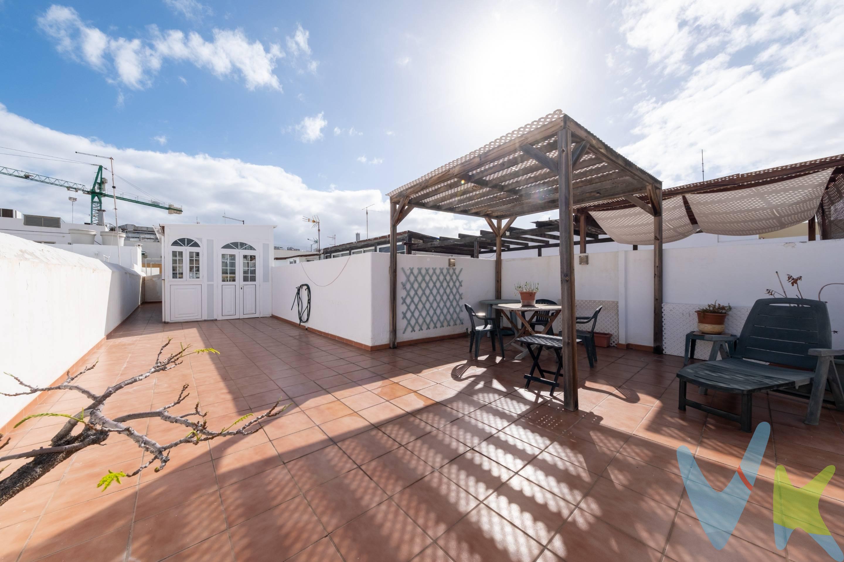 Apto para la RIC. Descubre este impresionante ático ubicado en la emblemática zona de Vegueta, en plena ciudad de Las Palmas de Gran Canaria. Con una generosa superficie construida de 173 m² ², esta propiedad se presenta como un verdadero oasis urbano. Disfruta del confort y estilo gracias a sus altos techos y su excelente espacio que incluye cuatro habitaciones (una doble) ideales para adaptarse a tus necesidades. El inmueble cuenta con Cocina independiente, un baño completo más un aseo adicional; perfecto para visitas o uso diario. La joya central es su amplia terraza equipada con pérgola, donde podrás contemplar vistas despejadas hacia los alrededores. La orientación Este-Oeste te permitirá aprovechar al máximo la luz natural durante todo el día. Situado cerca de mercados, colegios, tiendas y hospitales, tendrás acceso inmediato a todos los servicios necesarios sin renunciar al placer vivir céntricamente.