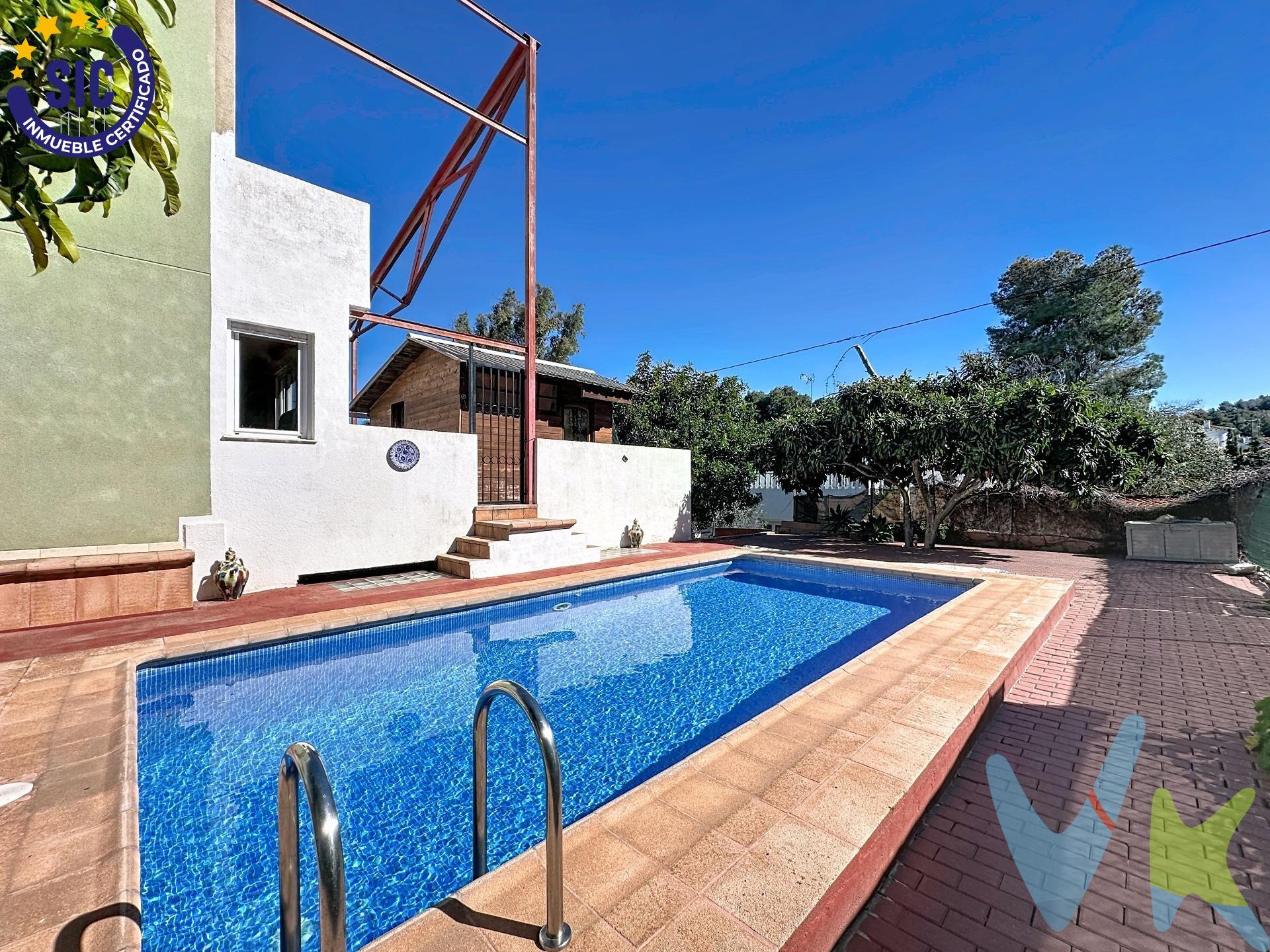 En una de las zonas residenciales más consolidadas de La Pedrera, en Dénia, se encuentra esta vivienda independiente de 369 m² construidos, sobre parcela privada con piscina y vistas abiertas al mar y a la montaña. Una propiedad con personalidad, amplitud y múltiples posibilidades. Planta principal. Salón-comedor amplio y luminoso, cocina independiente, dos dormitorios dobles, baño completo, gran terraza de más de 60 m² junto a la piscina y zona de barbacoa. Desde esta planta se accede a una construcción auxiliar de madera independiente, ideal como estudio, despacho o dormitorio de invitados. Planta superior. Dormitorio principal, baño completo, zona de estudio abierta y terraza privada con vistas abiertas y ligera vista al mar. Un espacio perfecto como suite o zona de trabajo. Planta semisótano (186 m², acceso independiente). Actualmente garaje y espacio auxiliar, con gran potencial para apartamento independiente (previo estudio técnico), zona profesional, gimnasio o área de ocio. Exterior y extras. Piscina privada, diferentes ambientes exteriores, árboles frutales: olivo, nisperero, mandarino, limonero, 2 mangos y 6 naranjos; aljibe de 70.000 litros además de conexión a red municipal, con cerramiento de termoarcilla en las plantas altas, Cubierta con doble aislamiento de lana de roca, aire acondicionado y chimenea. La vivienda ofrece una base estructural muy sólida y una distribución muy interesante. Algunos espacios pueden actualizarse estéticamente para personalizarla y revalorizarla. Ideal para quien busca metros reales, independencia y vistas en una zona residencial consolidada de Dénia. VENTA:. PVP 550.000€. Gastos e impuestos no incluidos en el precio. La compra conlleva impuestos y gastos de formalización para el comprador. A título orientativo se informa que en segundas transmisiones el ITP con carácter general en  Valencia es del 9%, pudiendo existir otros tipos impositivos atendiendo a las circunstancias  personales del comprador u otras circunstancias previstas legalmente. Base imponible del impuesto el mayor valor entre el precio de compraventa, la tasación o el valor de referencia catastral. En cuanto a los gastos de notaría y registro, en su caso,  suelen oscilar aprox; entre 1,5% y 2,5% (aranceles variables según precio, n.º de copias y complejidad). El comprador elige notario. Si el comprador precisase de hipoteca: tasación, condiciones y costes bancarios serán según entidad elegida por el comprador, así como los gastos de gestoría, y cualesquiera otros gastos inherentes a la formalización de la compraventa que legalmente correspondan a la parte compradora, salvo pacto expreso en contrario con el vendedor. El consumidor tiene, conforme a la normativa vigente, a su disposición información y documentación adicional relativa al inmueble y condiciones de la compraventa, que podrá ser consultada en C/Joaquín Costa 4, bajo 46005 Valencia o urbe2@remax.es. Honorarios de mediación inmobiliaria a cargo del VENDEDOR (según acuerdo con el mismo). Se informa al consumidor que la agencia actúa como intermediaria inmobiliaria en la operación, estando cualquier eventual compraventa y sus condiciones sujeta a la aceptación expresa del propietario-vendedor y a la posterior formalización del correspondiente contrato.