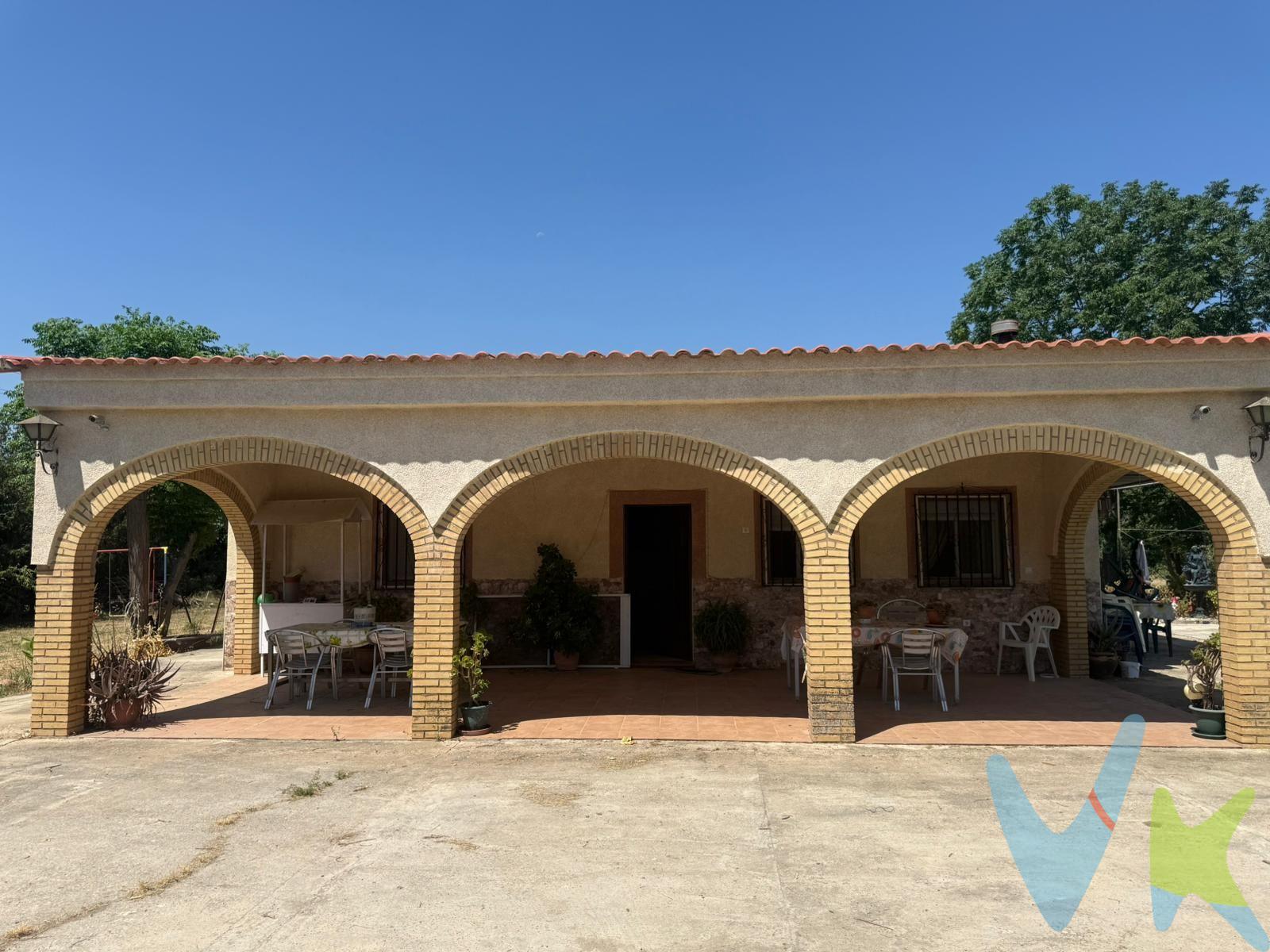 PRECIO [250.000 + GASTOS] €. PARCELA CON TRES VIVIENDAS, PISCINA Y AMPLIAS ZONAS EXTERIORES. HIPOTECABLE. Magnífica propiedad ubicada en una parcela totalmente aprovechada, ideal para residencia habitual y para disfrutar de fines de semana y reuniones familiares. La finca dispone de pozo propio, dos pozos ciegos, suministro eléctrico, IBI urbano, escritura de terreno y construcciones. Cuenta con dos accesos independientes, uno principal y otro lateral, entrada cementada, amplia zona de aparcamiento, huerto, gallinero, zona de columpios y agradable merendero. En el exterior destaca una magnífica piscina rodeada de césped, equipada con depuradora, ducha exterior, cuarto para aperos y maquinaria, además de una práctica caseta metálica para almacenamiento. Dentro de la parcela se encuentran tres viviendas, dos de ellas anexadas:. Vivienda anexa 1. * Salón-comedor con cocina americana. * Barra de cocina. * Dos habitaciones. * Chimenea de pellet. * Termo eléctrico. Vivienda anexa 2. * Salón-comedor con cocina y chimenea. * Dos habitaciones con armarios empotrados. * Baño con placa de ducha. Ambas viviendas comparten un agradable porche. Vivienda principal. * Amplio porche. * Salón-comedor con chimenea. * Cocina independiente con acceso directo al exterior mediante puerta propia. * Baño con placa de ducha. * Tres habitaciones. Una propiedad muy versátil, con espacio para varias familias. Ubicación con fácil acceso y a 20 minutos de Sevilla Capital. 