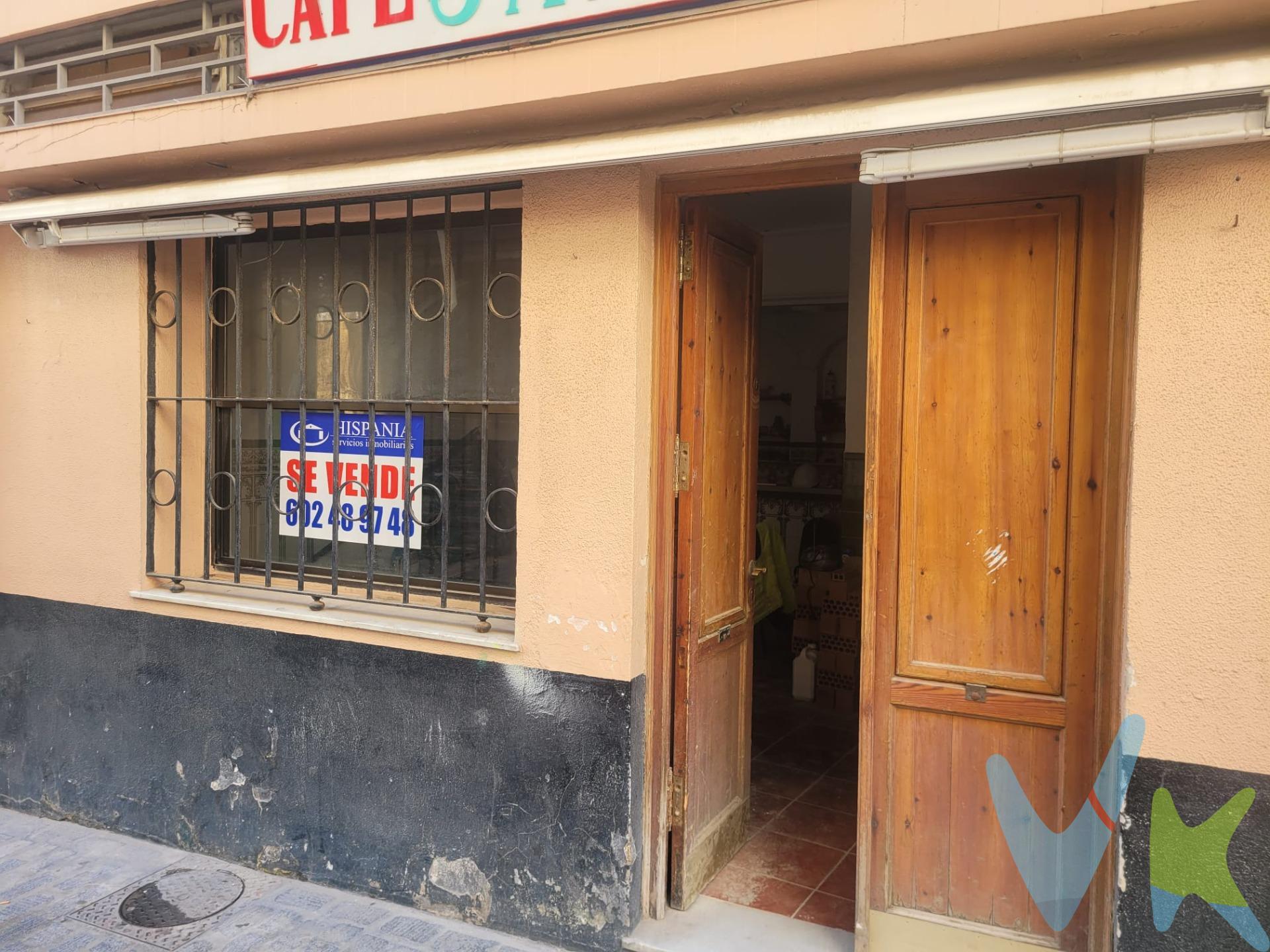 . Se presenta una excelente oportunidad para inversores en una de las zonas más emblemáticas y demandadas de Cádiz: Teatro Falla - Playa de la Caleta. Este local comercial de 53 m² destaca por su alto potencial de revalorización, gracias a su posibilidad de cambio de uso a residencial, lo que lo convierte en un activo versátil y estratégico. Superficie: 53 m² construidos. Ubicación privilegiada a escasos metros del mar. Zona con alta afluencia turística durante todo el año. Posibilidad de cambio de uso a vivienda (sujeto a normativa urbanística). Ideal para explotación como alquiler de media/larga estancia. Alto potencial de inversión:. La cercanía a la playa, universidades y al casco histórico garantiza una demanda constante, tanto nacional como internacional. La escasez de producto en esta zona refuerza su atractivo como inversión patrimonial con rentabilidad a corto y largo plazo. Ubicado en uno de los enclaves más icónicos de la ciudad, rodeado de historia, cultura y ocio, con todos los servicios a pie de calle y excelente conexión con el centro. Una oportunidad única para inversores que buscan rentabilidad, ubicación y proyección futura. Para más información o visita, no dude en contactarnos.