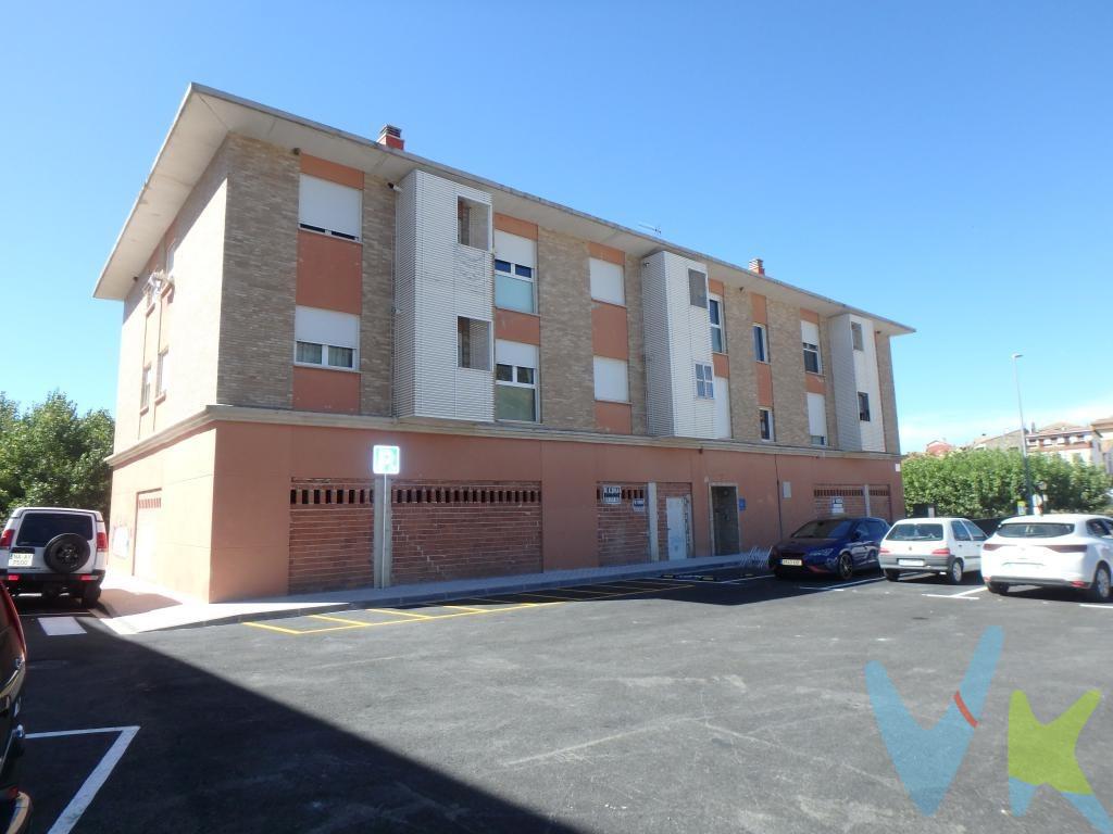 Piso en Yesa para entrar a vivir y comenzar a disfrutarlo ya con todo lo que te ofrece. Con un entorno de naturaleza, pantano, y a pocos km de Pamplona. Puede ser tu primera vivienda o una vivienda para descansar los fines de semana, descubre esta acogedora propiedad ubicada en la hermosa ciudad de Yesa. Cuenta con una superficie construida de 69 mt2, ideal para disfrutar del confort y la tranquilidad que siempre has deseado. Con dos amplias habitaciones dobles y un baño completo bien conservado que se adapta perfectamente a tus necesidades diariasEl inmueble está equipado con armarios empotrados que te ofrecen amplio almacenamiento sin sacrificar estilo ni espacio útil. La zona es tranquila y apacible, perfecta para quienes buscan alejarse del bullicio urbanoNo pierdas la oportunidad de hacerte con este maravilloso hogar donde cada rincón invita al descanso y bienestar familiar ¡Ven a visitarlo hoy mismo!
En el precio NO están incluidos gastos impuestos, notaría y registro.