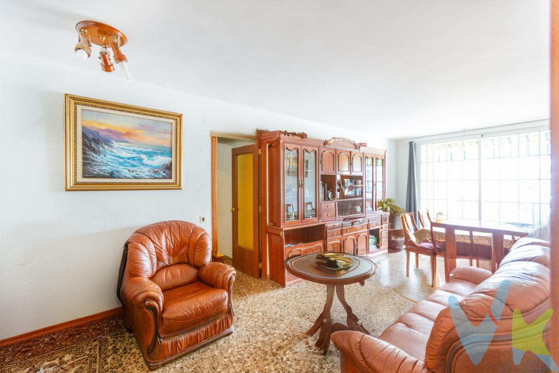  ¡Descubra su próximo hogar en la encantadora zona de Torre-roja-Campreciós en Viladecans! Presentamos un fabuloso piso en venta que combina comodidad y funcionalidad en un entorno privilegiado. Con un total de 90 metros construidos, de los cuales 83 metros son útiles, esta vivienda de tres dormitorios le ofrece el espacio que su familia necesita para disfrutar de una vida de calidad.Ubicado en la cuarta planta de un edificio construido en 1991, este inmueble cuenta con un acceso cómodo y seguro, gracias a la presencia de un ascensor. La distribución del piso ha sido cuidadosamente diseñada para maximizar el aprovechamiento del espacio, ofreciendo una sensación de amplitud y confort en cada rincón.Uno de los grandes atractivos de este piso es su amplia terraza, un lugar ideal para relajarse después de un largo día mientras disfruta del aire libre y las vistas de la ciudad. Imagina comenzar cada mañana con una taza de café disfrutando del amanecer desde tu propio espacio exterior.La comodidad es un aspecto esencial de esta vivienda. El piso incluye una plaza de garaje, lo que le permitirá olvidarse de las preocupaciones relacionadas con el estacionamiento. Tener un lugar seguro para su vehículo es una gran ventaja, especialmente en una zona tan demandada como Viladecans.Las tres habitaciones son cómodas y versátiles, con posibilidades para adaptarse a sus necesidades. Pueden utilizarse como dormitorios, oficina en casa o sala de juegos, dependiendo de sus preferencias y estilo de vida. Forman parte de una distribución que equilibra las áreas comunes y privadas, haciendo de este piso un hogar adecuado para toda la familia.El salón comedor es un espacio acogedor y luminoso, perfecto para reunirse con amigos y familiares o simplemente relajarse. Su generosa amplitud permite múltiples posibilidades de decoración y distribución de mobiliario, adaptándose a sus gustos y necesidades.En cuanto a la ubicación, este piso se encuentra en una zona tranquila y bien comunicada de Viladecans. La proximidad a servicios es uno de sus grandes atractivos, ya que cuenta con acceso cercano a transporte público, comercios, colegios y áreas recreativas, facilitando el día a día de sus residentes.Cada detalle de este piso en venta ha sido pensando para ofrecer calidad de vida y confort. La estructura del edificio refleja solidez y diseño, lo cual se traduce en una inversión segura y una vida tranquila alejada del bullicio. La oportunidad de residir en este entorno único en la zona de Torre-roja-Campreciós no surge todos los días.Invitamos a los interesados a concertar una visita y permitirnos mostrarle todo lo que este piso tiene para ofrecer. La posibilidad de hacer de este espacio su nuevo hogar está a un solo paso. No deje pasar esta oportunidad de conocer este magnífico piso en venta. Se enamorará de su ambiente y las posibilidades que le ofrece para crear momentos inolvidables. 