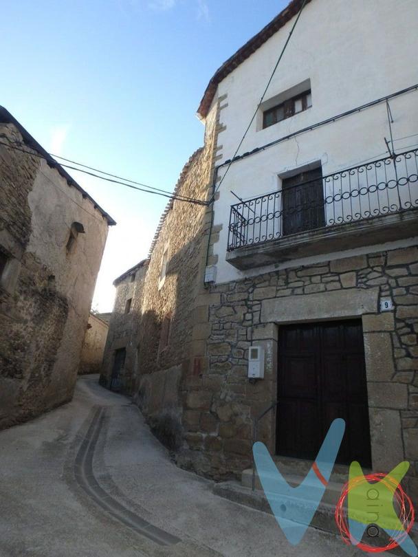 Casa de pueblo de planta baja + primera planta + segunda + desván. Para reformar, en el centro de Muez, localidad a 32 km y 44 minutos de Pamplona en coche. Son 300 mt2 construidos. Casa de 4 plantas. Distribuida en planta baja, con cuadra, bodega y almacén, planta primera, cocina (cocina económica), despensa, salón con balcón y 2 habitaciones, planta segunda, tiene 1 baño completo, 4 habitaciones y almacén, y planta tercera, savallado. .Te gustaría vivir en plena naturaleza o tener un lugar de descanso para los fines de semana, vacaciones, sin largos desplazamientosesta es tu casa, mil posibilidades.
En el precio NO están incluidos gastos impuestos, notaría y registro.