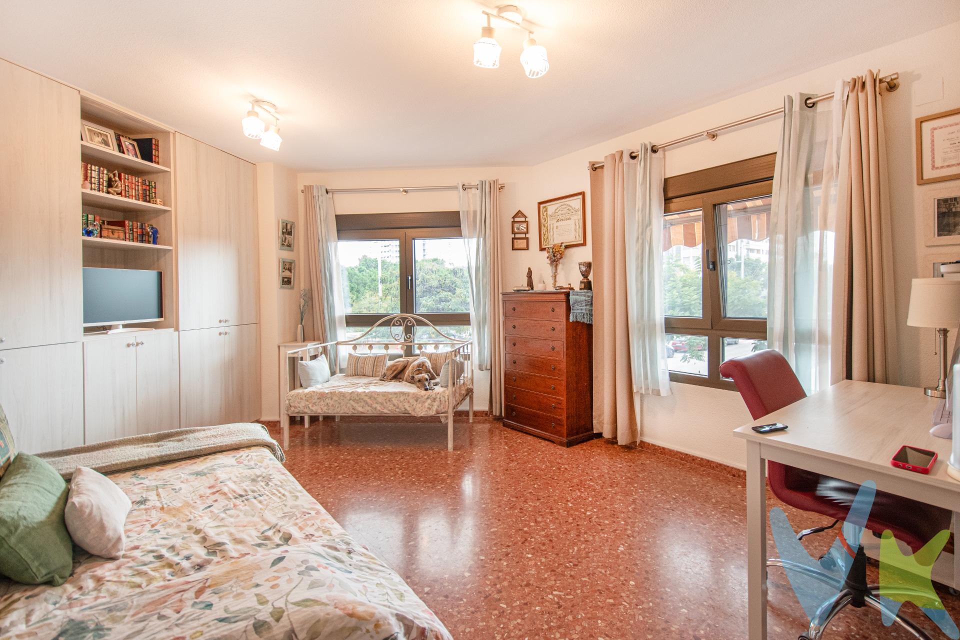 ¿Quién dijo que vivir en un primero significa renunciar a la luz? ¡Para nada! 😉. Te presentamos esta acogedora vivienda VPO de 1 habitación y 41,27 m² útiles, ideal para quienes buscan comodidad, funcionalidad y una ubicación estupenda. Al entrar encontrarás una vivienda muy agradable y luminosa. Su comedor, con vistas al Parc Central, es uno de esos rincones que invitan a disfrutar de la luz natural y de un entorno verde. Además, cuenta con 1 habitación, 1 baño y cocina. Una distribución práctica y funcional para aprovechar cada espacio. Y ahora viene uno de esos detalles que marcan la diferencia… 🚗. ¡TIENE GARAJE EN LA MISMA FINCA!. Sí, sí, has leído bien. Es cierto que por esta zona aparcar no suele ser misión imposible, pero todos sabemos que hay días en los que llegamos tarde, llueve, vamos cargados con la compra o simplemente no nos apetece dar ni una vuelta más. Pues imagina llegar, entrar directamente al garaje y subir a casa desde la propia finca. ¡Sin rodeos, sin cargar bolsas por la calle y sin complicaciones! ¿No es una maravilla?. 📍 ¡Y LA UBICACIÓN TAMPOCO SE QUEDA ATRÁS!. Estarás rodeado de todos los servicios que necesitas para tu día a día: supermercados, comercios, farmacias, centros médicos, colegios, restaurantes y mucho más. Además, tienes la estación de Metrovalencia Torrent Avinguda a unos 320 metros (4-5 minutos andando) y la avenida al Vedat prácticamente a la vuelta de la esquina. Y, por supuesto, no podemos olvidarnos de su estupendo vecino: el propio Parc Central, ideal para pasear, desconectar, salir a correr o hacer deporte. ¡Un auténtico lujo tener un espacio verde así tan cerca de casa! 🌳. ❤️ En definitiva, una vivienda práctica, luminosa, bien ubicada y con ese extra de comodidad que supone tener garaje en la propia finca. ¡IMPORTANTE! Se trata de una vivienda de Protección Oficial (VPO), por lo que la compraventa está sujeta a los requisitos legales de acceso, así como a las condiciones y limitaciones que correspondan a este tipo de viviendas. ¡Ven a descubrirla! Porque hay detalles que se explican… y otros que hay que vivir. Mobiliario, vehículos y otros elementos decorativos y personales de la propiedad no incluidos. Impuestos, gastos de compraventa, intermediación y financiación no incluidos.
