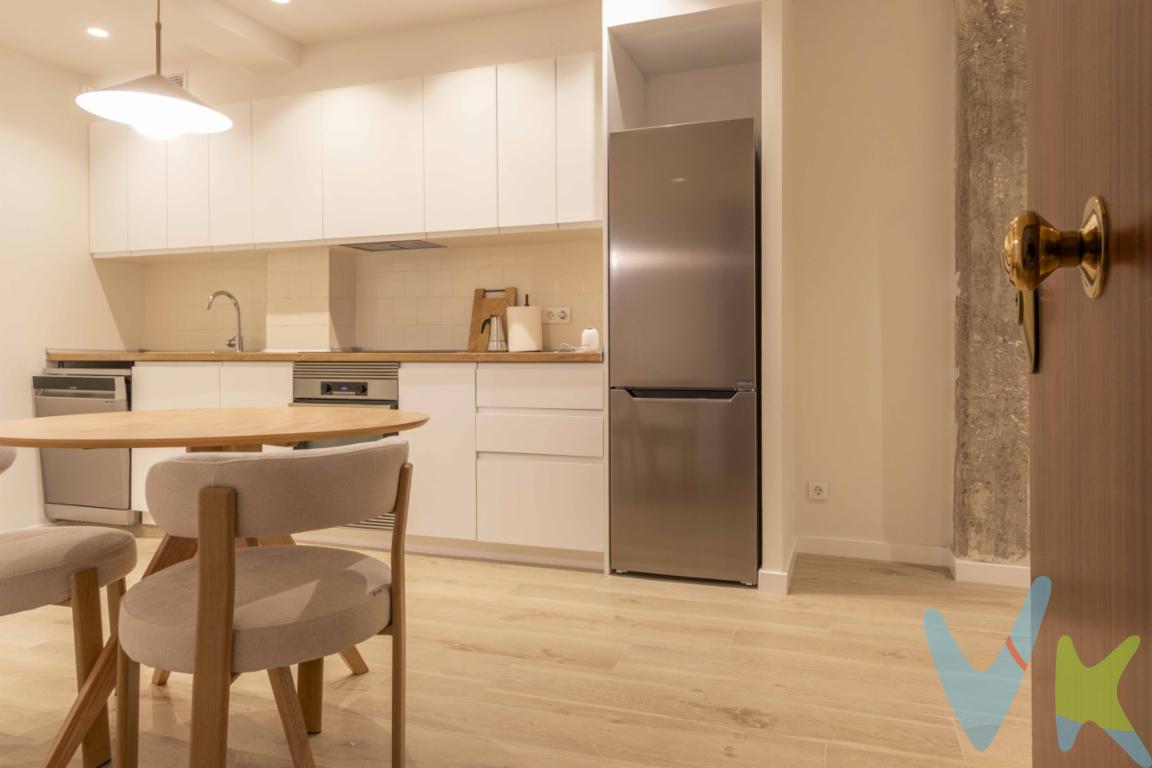 ¡Descubre tu futuro hogar en el corazón de Torrent! Situado en el emblemático Centro - Casco Antiguo, este acogedor piso está ahora disponible para la venta. Con una ubicación privilegiada en el centro de la ciudad, ofrece la oportunidad perfecta para quienes buscan vivir rodeados de historia y comodidad.Este piso de una habitación se extiende a lo largo de 42 metros cuadrados útiles, ofreciendo un espacio acogedor y bien distribuido.El acceso al piso está facilitado por un ascensor, una característica esencial para quienes valoran la conveniencia diaria. La única habitación es amplia y luminosa, diseñada para ofrecer un espacio de descanso ideal. Los ventanales aseguran una buena entrada de luz natural, creando un ambiente cálido y acogedor. Es el lugar perfecto para relajarse y desconectar de la rutina diaria.La cocina, aunque compacta y aprovecha al máximo el espacio disponible. Aquí, te sentirás inspirado para preparar deliciosas comidas o disfrutar de un desayuno tranquilo antes de comenzar la jornada.El salón se presenta como el corazón social del hogar. Con un concepto abierto, este espacio invita a la relajación y al entretenimiento. Imagina tardes de descanso en el sofá o veladas íntimas con amigos y familiares. La distribución del salón está pensada para adaptarse a tus necesidades y dar cabida a momentos memorables.Este inmueble es una oportunidad única tanto para quienes buscan su primer hogar como para aquellos que desean invertir en una zona de creciente demanda. El valor de la propiedad en esta área ha mostrado una tendencia positiva, asegurando una inversión sólida y prometedora.En resumen, la combinación de un tamaño manejable, ubicación inmejorable y características modernas como el ascensor y garaje, hacen de este piso una opción destacada en el mercado. La esencia del casco antiguo de Torrent se mezcla con las comodidades modernas, ofreciendo un estilo de vida pleno de posibilidades.No dejes pasar la oportunidad de conocer este inmueble. Programar una visita es el primer paso para descubrir todas las bondades que este piso tiene para ofrecerte. Estamos seguros de que al recorrer cada metro cuadrado sentirás que este es el lugar donde quieres comenzar tu próxima etapa. ¡Contáctanos hoy mismo y ven a verlo personalmente! 