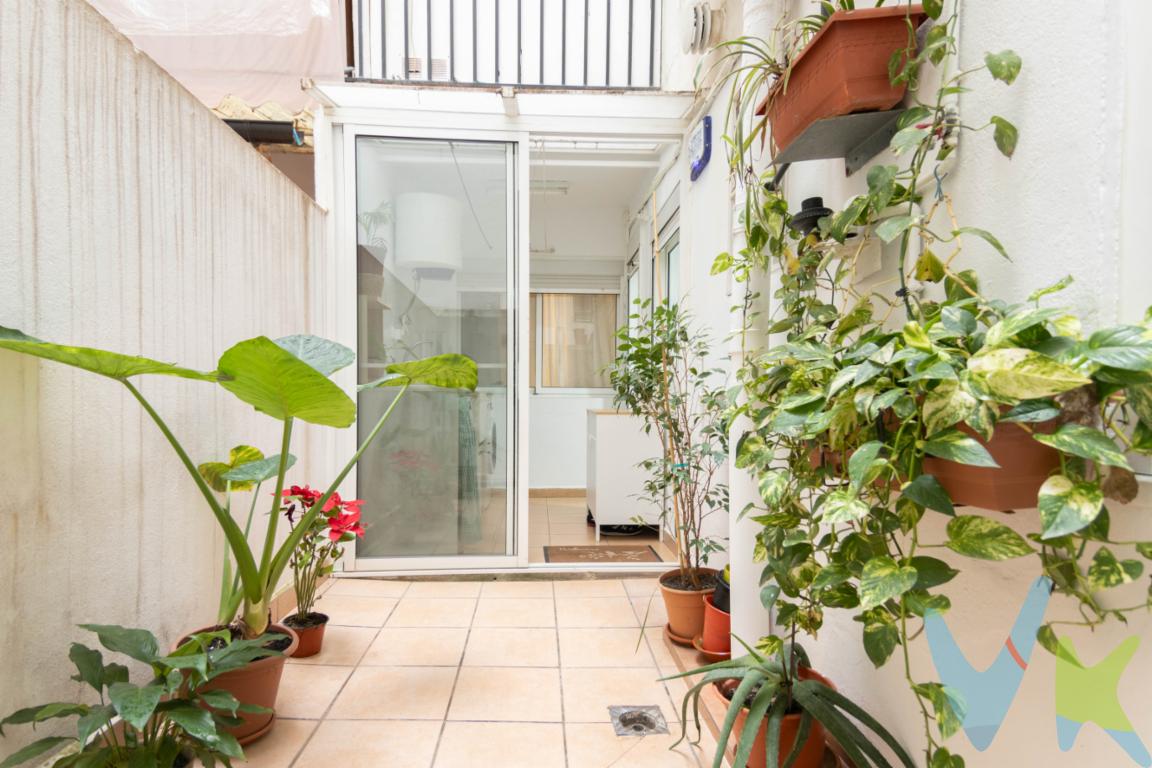 RESERVADO.¡Descubra su nuevo hogar en la pintoresca zona de Poblats Marítims - Natzaret en Valencia! Presentamos un magnífico piso en venta que combina comodidad y estilo, ideal para aquellos que buscan residencia en un entorno envidiable. Situado en un edificio construido en 1975 y reformado el edificio en el 2024, situando el ascensor a cota 0. Esta propiedad se encuentra en la primera planta, además de balcón a la calle, dispone de zona de terraza interior con trastero y zona de lavadero.Con un espacioso de 79.55 metros construidos y 65.34 metros útiles, este piso dispone de tres habitaciones. Cada una de ellas proporciona un ambiente acogedor, perfecto para el descanso y la relajación. La ubicación de este piso es inmejorable, ubicada en una de las áreas más vivas y comunicadas de Valencia. Disfrute de la cercanía al transporte público, con paradas de bus y de Metro a escasos minutos de la propiedad, lo que facilita el acceso a cualquier punto de la ciudad. Esto hace que sea una opción perfecta para familias, profesionales o cualquier persona que valore una conexión cómoda con el entorno urbano.El barrio de Poblats Marítims - Natzaret es conocido por su ambiente vibrante y diverso, combinando la esencia mediterránea con la modernidad. Aquí, los residentes disfrutan de una amplia gama de servicios, desde comercios cercanos hasta restaurantes, ofreciendo una experiencia de vida que equilibra comodidad y estilo.Este piso ofrece una excelente relación calidad-precio en una de las zonas más cotizadas de Valencia. Es una oportunidad que no puede dejar escapar si desea invertir en un inmueble que no solo satisfaga sus necesidades de espacio y comodidad, sino que también ofrezca un entorno atractivo y lleno de vida.Situado junto a la Ciudad de las Artes y las Ciencias. Y el Bulevar de las Moreras. El Ayuntamiento de Valencia y el puerto han acordado la creación de un Parque de Desembocadura, parecido al de Cabecera de casi 9 hectáreas de extensión. También se está construyendo una zona deportiva de 90.000 metros cuadrados donde el Levante UD va a instalar su nueva ciudad deportiva.Se accede a Nazaret a través de la autovía CV-500 (autovía de El Saler), 7 así como a través del puente de Astilleros desde el barrio de el Grau. Además, el barrio cuenta con cobertura de la nueva línea 10 de tranvía que conecta con el centro de Valencia en 16 minutos, además de las líneas de autobús EMT Línea 4 de y hacia el Ayuntamiento de Valencia, Línea 30 de y hacia el Hospital Clínico de Valencia, Línea 15 Pinedo-Marqués de Sotelo, Línea 95, Puerto de Valencia- Ciudad de las Artes y las Ciencias- Parque de Cabecera y de la Línea 23 Platges- Creu Coberta (23 sólo en verano) y la nocturna Línea N8.Desde el barrio se puede llegar en menos de 5 minutos andando a la Ciudad de las Artes y las Ciencias a través de un puente peatonal y ciclista.La oferta está sujeta a cambios de precio o retirada del mercado sin previo aviso. Este anuncio en su conjunto, incluyendo textos, fotos, imágenes o cualquier otro contenido de este, no es vinculante dado que la información es ofrecida por terceros y puede contener errores. Se muestra a título informativo y no contractual.El precio anunciado NO INCLUYE los impuestos, ni los gastos como, notario, registro de la propiedad, ni los honorarios de la agencia inmobiliaria.Si tienes que vender antes tu vivienda, llámanos y te asesoramos en cómo hacerlo para tener los mínimos gastos posibles y con todas las garantías.Por mandato expreso del propietario, comercializamos este inmueble en exclusiva, lo que le garantiza el acceso a toda la información, a un servicio de calidad, un trato fácil, sencillo y sin interferencias de terceros. Por este motivo, se ruega no molestar al propietario, a los ocupantes de la propiedad o a los vecinos. Muchas gracias por su comprensión.  