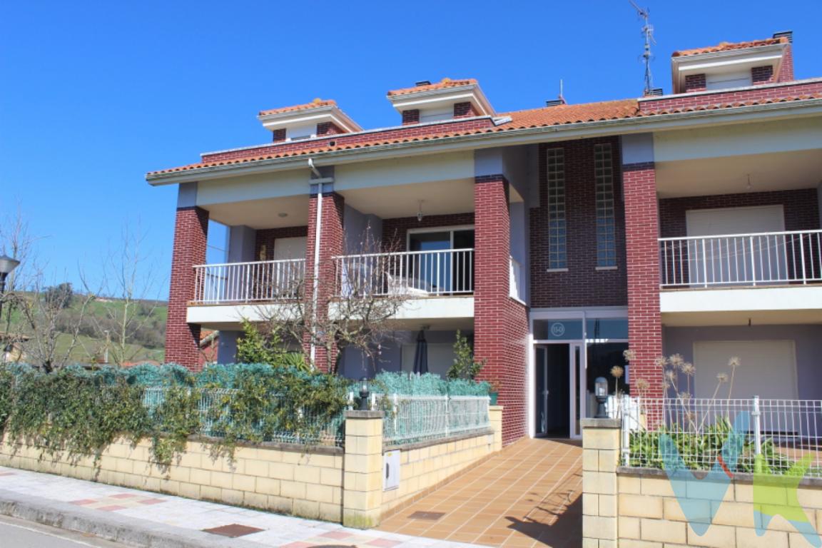 Excelente dúplex de reciente construcción en Castañeda, situado en una zona con vistas completamente despejadas, muy soleado, rodeado de zonas verdes y a un minuto de la salida a la autovía Solares-Torrelavega. La vivienda cuenta con amplias estancias y es totalmente exterior. En la planta baja dispone de salón-comedor, cocina independiente, aseo y una amplia terraza al sur-oeste de casi 10m2. En la primera planta dispone de 3 dormitorios todos ellos con salida a distintas terrazas y un baño completo con bañera. La vivienda cuenta además con plaza de garaje y trastero incluidos en precio, Completamente amueblada para entrar a vivir, con sistema domótico y aspiración centralizada, visítela sin compromiso.