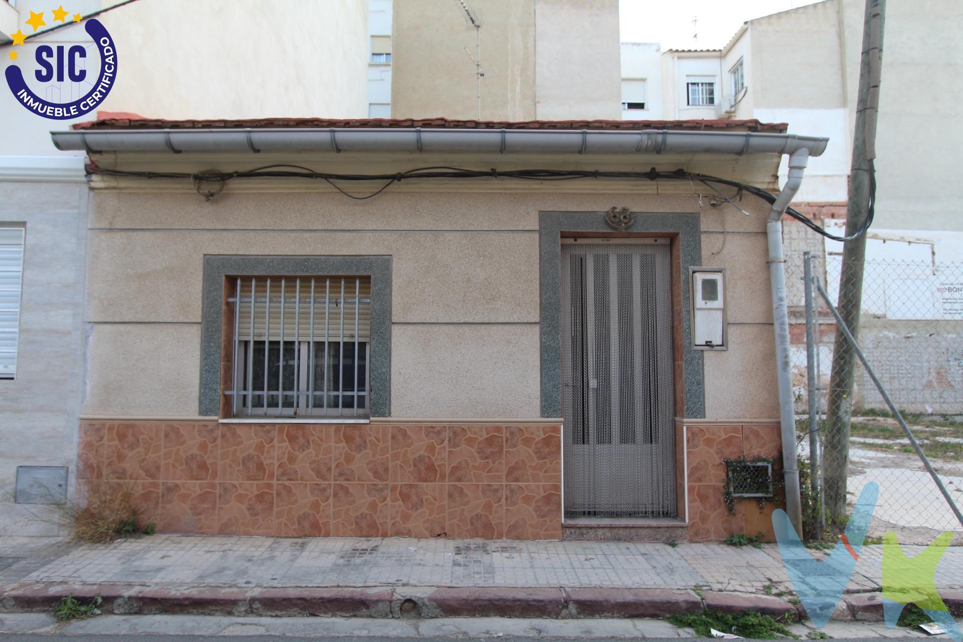 Casa con gran potencial, ideal tanto para quienes buscan diseñar su vivienda a medida mediante una reforma integral, como para inversores interesados en desarrollar un nuevo proyecto desde cero. Ubicada en una zona con alta demanda, la propiedad cuenta con una fachada de 5 metros a la calle, ofreciendo múltiples posibilidades de distribución y aprovechamiento del espacio. Perfecta para crear la casa de tus sueños cerca del mar o como inversión con gran proyección de futuro. VENTA:. PVP 150.000€. Gastos e impuestos no incluidos en el precio. La compra conlleva impuestos y gastos de formalización para el comprador. A título orientativo se informa que en segundas transmisiones el ITP con carácter general en Valencia es del 10%, pudiendo existir otros tipos impositivos atendiendo a las circunstancias personales del comprador u otras circunstancias previstas legalmente. Base imponible del impuesto el mayor valor entre el precio de compraventa, la tasación o el valor de referencia catastral. En cuanto a los gastos de notaría y registro, en su caso, suelen oscilar aprox. entre 1,5% y 2,5% (aranceles variables según precio, n.º de copias y complejidad). El comprador elige notario. Si el comprador precisase de hipoteca: tasación, condiciones y costes bancarios serán según entidad elegida por el comprador, así como los gastos de gestoría, y cualesquiera otros gastos inherentes a la formalización de la compraventa que legalmente correspondan a la parte compradora, salvo pacto expreso en contrario con el vendedor. El consumidor tiene, conforme a la normativa vigente, a su disposición información y documentación adicional relativa al inmueble y condiciones de la compraventa, que podrá ser consultada en C/Joaquín Costa 4, bajo 46005 Valencia o urbe2@remax.es. Honorarios de mediación inmobiliaria a cargo del COMPRADOR: (3% del precio final de venta más IVA (21%), salvo otro pacto.); y de VENDEDOR (según acuerdo con el mismo). Se informa al consumidor que la agencia actúa como intermediaria inmobiliaria en la operación, estando cualquier eventual compraventa y sus condiciones sujeta a la aceptación expresa del propietario-vendedor y a la posterior formalización del correspondiente contrato.