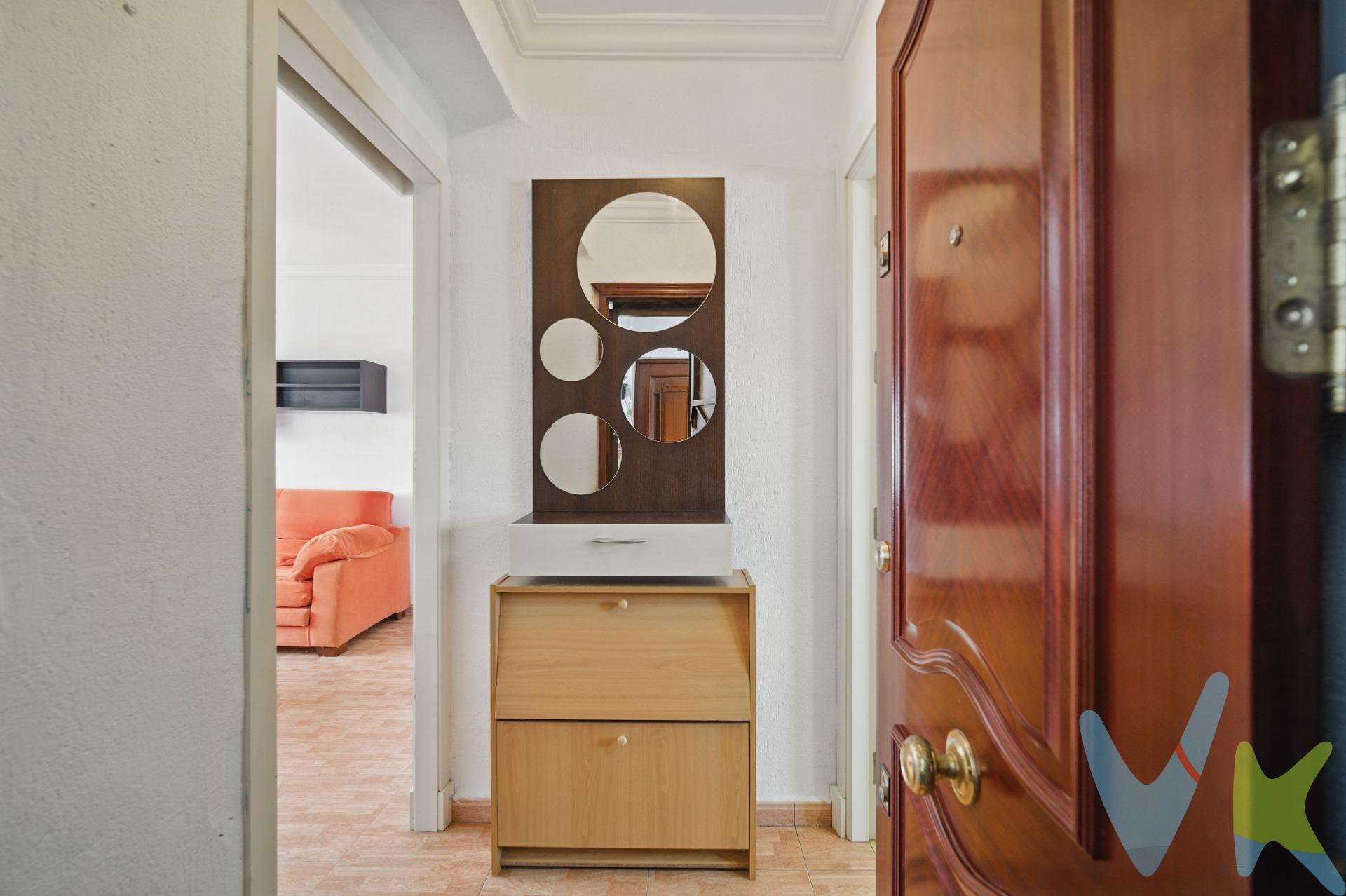 Presentamos este encantador piso ubicado en la zona de Fuente Amarga, Chiclana de la Frontera. Con una superficie total de 85 m², esta propiedad cuenta con tres amplias habitaciones y un baño completo, perfecta para familias que buscan comodidad y funcionalidad. El inmueble se ofrece totalmente amueblado y listo para entrar a vivir desde el primer día. Su cocina equipada es ideal para disfrutar del arte culinario en compañía familiar o con amigos. La carpintería interior está realizada en madera aportando calidez al ambiente; mientras que las ventanas exteriores son de aluminio garantizando aislamiento acústico y térmico. Con orientación sur, el piso goza de luminosidad durante todo el año gracias a su ubicación estratégica como esquina dentro del edificio. Entre los extras destacan sus muebles incluidos proporcionándole un toque acogedor inmediato además del acceso cercano a servicios esenciales: autobuses locales, centros médicos cercanos así como colegios e institutos reconocidos por su calidad educativa. Los alrededores también ofrecen parques ideales donde poder disfrutar momentos al aire libre junto a zonas infantiles diseñadas específicamente pensando en los más pequeños.Hay supermercados próximos ofreciendo gran facilidad ante cualquier necesidad cotidiana.Reserve ya una visita sin compromiso! Precio competitivo: €118990. . Comercializamos este inmueble en exclusiva, lo que le garantiza el acceso a toda la información y un servicio de calidad. En cumplimiento del Decreto de la Junta de Andalucía 218/2005 del 11 de Octubre, se informa al cliente que los gastos notariales, registrales, ITP y otros gastos inherentes a la compraventa no están incluidos en el precio. Igualmente disponemos del Documento Informativo Abreviado de la Propiedad (D.I.A) , y de un Seguro de Caución para garantizar las cantidades entregadas a nuestra Agencia en concepto de Reserva y/o Arras.