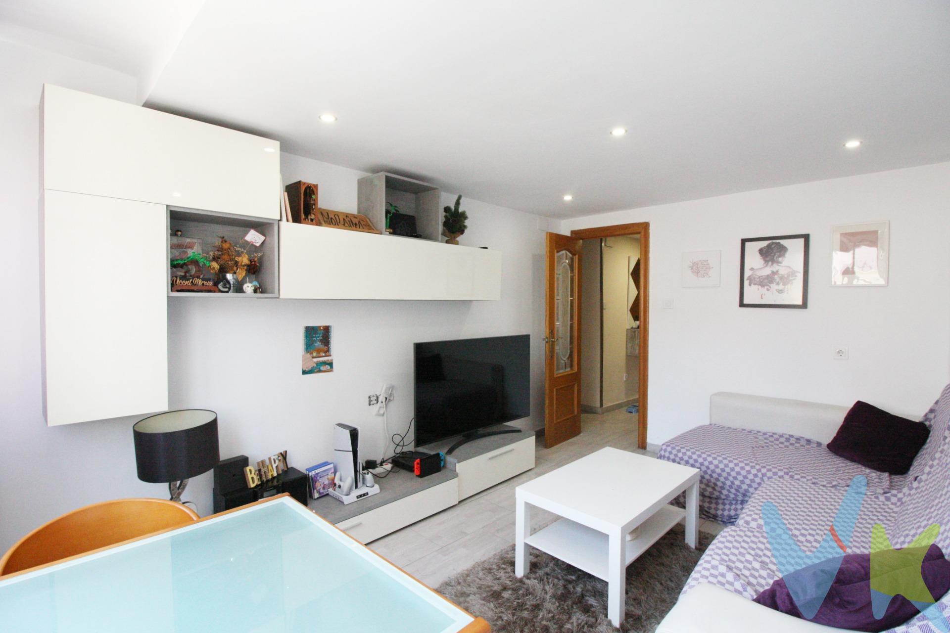Si buscas una vivienda amplia, cómoda y bien ubicada, esta puede ser la oportunidad que estabas esperando. Te presentamos este acogedor piso en Alaquàs, distribuido en tres dormitorios, un baño completo, un luminoso salón-comedor ideal para disfrutar en familia y una cocina de estilo moderno, práctica y funcional para el día a día. La vivienda destaca por sus suelos de parquet, que aportan un ambiente cálido y elegante a cada estancia, y por encontrarse en un edificio con ascensor, un valor añadido que proporciona comodidad y accesibilidad. Su excelente ubicación permite disfrutar de todos los servicios necesarios a pocos pasos: supermercados, colegios, transporte público, zonas de ocio y todo tipo de comercios, haciendo que el día a día sea mucho más cómodo. Una vivienda con encanto, bien situada y con muchas posibilidades. ¡No dejes pasar esta oportunidad y ven a descubrirla! 🏡✨. INFORMACIÓN LEGAL AL CONSUMIDOR:. El precio indicado no incluye impuestos ni gastos derivados de la compraventa. Gastos a cargo del comprador:. • Impuesto de Transmisiones Patrimoniales (ITP): En segundas transmisiones, el tipo general vigente en la Comunitat Valenciana es del 10% sobre la base imponible, que será el mayor valor entre el precio de compraventa, el valor declarado o el valor de referencia catastral, pudiendo aplicarse tipos reducidos según las circunstancias del comprador. • Honorarios de intermediación inmobiliaria: 4% del precio final de venta + IVA (21%), a cargo del comprador. No incluidos en el precio de venta. • Notaría y Registro de la Propiedad: Los aranceles son oficiales y variables en función del precio y características de la operación. A título orientativo, entre 600 € y 1.000 €. Los gastos se distribuirán conforme a la normativa vigente, salvo pacto en contrario. Las condiciones pueden variar en función de las circunstancias personales y del régimen fiscal aplicable. Otros gastos:. • Gastos de financiación: Tasación, comisiones y condiciones bancarias según la entidad elegida por el comprador. • Gestoría: Servicio opcional, con costes variables en función del proveedor. • Podrán existir otros gastos inherentes a la formalización de la compraventa que correspondan al comprador según normativa vigente. El vendedor asumirá los gastos que legalmente le correspondan, salvo pacto en contrario. El inmueble no se encuentra sujeto, a fecha de publicación, a limitaciones de precio derivadas de normativa de zonas de mercado residencial tensionado. Se facilitará al cliente información detallada y personalizada de todos los costes asociados a la operación, así como la documentación relativa al inmueble, disponible en la sede física de la agencia - Av. Blasco Ibáñez 5 Bajo, 46970, Alaquàs (Valencia) y/o en el medio electrónico habilitado – www.inmueblesvalencianos.net. La agencia actúa exclusivamente como intermediaria en la operación. Cualquier compraventa queda sujeta a la aceptación expresa del vendedor y a la formalización del correspondiente contrato. El presente anuncio tiene carácter meramente informativo y no contractual, pudiendo estar sujeto a errores, cambios o actualizaciones.  . La venta de esta vivienda se gestiona mediante contrato de EXCLUSIVA COMPARTIDA por lo que se trabaja con cerca de 400 Inmobiliarias. 