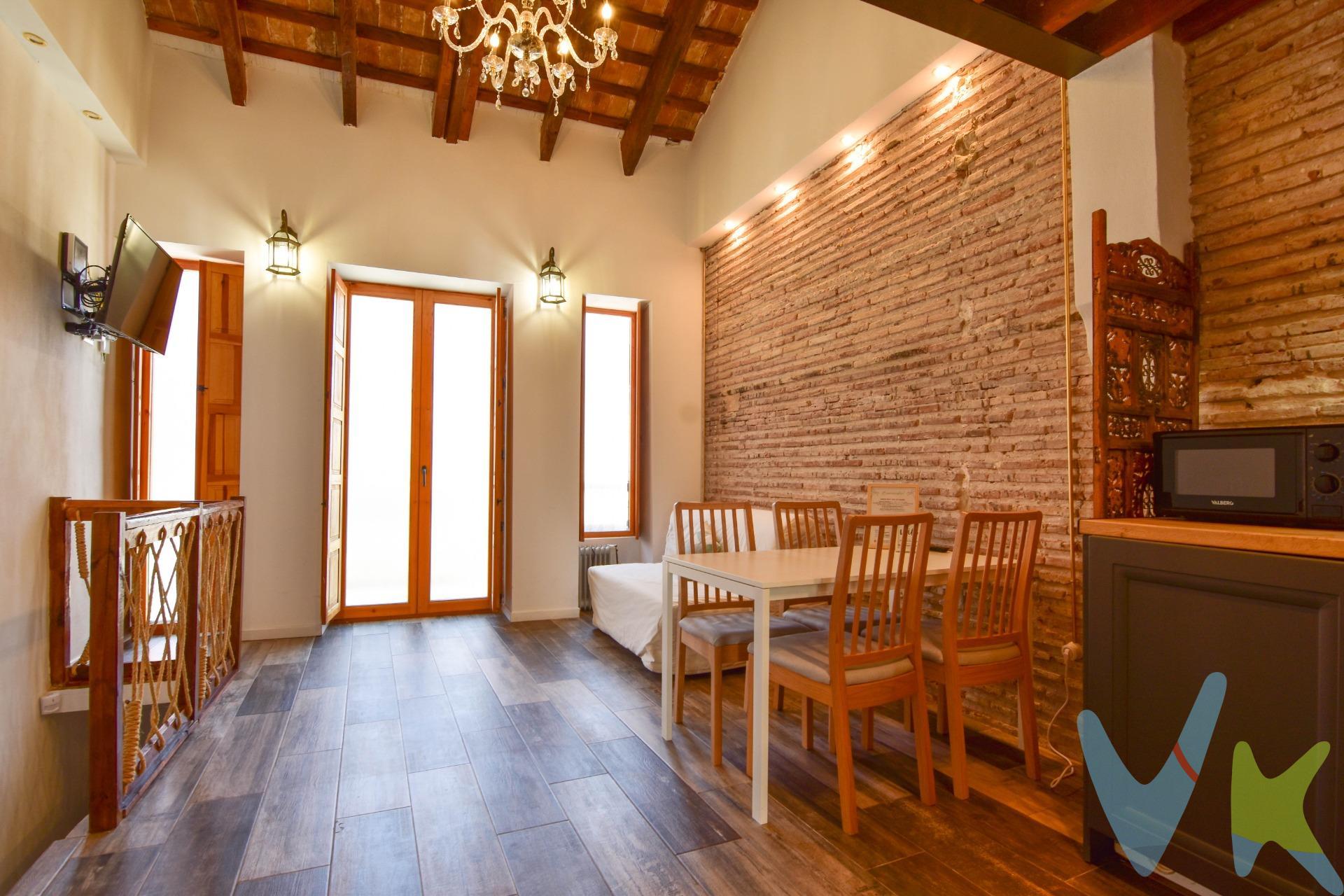 El Cabañal está viviendo una auténtica transformación: su cercanía al mar, la vida cultural, la gastronomía y la conexión con el centro de la ciudad lo convierten en un imán para estudiantes, jóvenes profesionales y familias. Si buscas una propiedad en el corazón del Cabañal esta es perfecta para ti. Una casa independiente y única, además de en perfecto estado para entrar a vivir, dónde la luz natural nunca te faltará. ✨ Ventajas clave para el inversor:. Visitas sin inconvenientes: se puede acceder fácilmente para conocer la vivienda. Actualmente alquilada con inquilinos de corta duración, lo que significa que empezarás a generar ingresos desde el primer día, sin preocuparte por la búsqueda de arrendatarios. Ubicación estratégica en una de las zonas con mayor proyección de Valencia: el Cabañal, un barrio con fuerte demanda de alquiler, revalorización continua y encanto histórico. Producto ideal tanto para mantener en rentabilidad como para futura revalorización. 💼 Si eres inversor y buscas una compra inteligente, aquí tienes la oportunidad perfecta. *Nuestro departamento financiero puede conseguir tu financiación. ¡ Consúltanos !*. *Nota: Agencia Registrada con el Nº 1018 en el Registro Obligatorio de Agentes Inmobiliarios de la Comunitat Valenciana. Puede consultar en la web de la GVA. La oferta está sujeta a cambios de precio o retirada del mercado sin previo aviso. En el precio de venta no están incluidos el impuesto del ITP, gastos de Notaría, los honorarios de agencia y los gastos de financiación, si la hubiese. Este anuncio no es vinculante, puede contener errores, se muestra a titulo informativo y no contractual*. *Por mandato expreso del propietario, comercializamos este inmueble en exclusiva, lo que le garantiza el acceso a toda la información, a un servicio de calidad, un trato fácil, sencillo y sin interferencias de terceros. Por este motivo, se ruega no molestar al propietario, a los ocupantes de la propiedad o a los vecinos. Muchas gracias por su comprensión. Si usted es agente inmobiliario y tiene un cliente para este inmueble, llámenos: estaremos encantados de colaborar.*