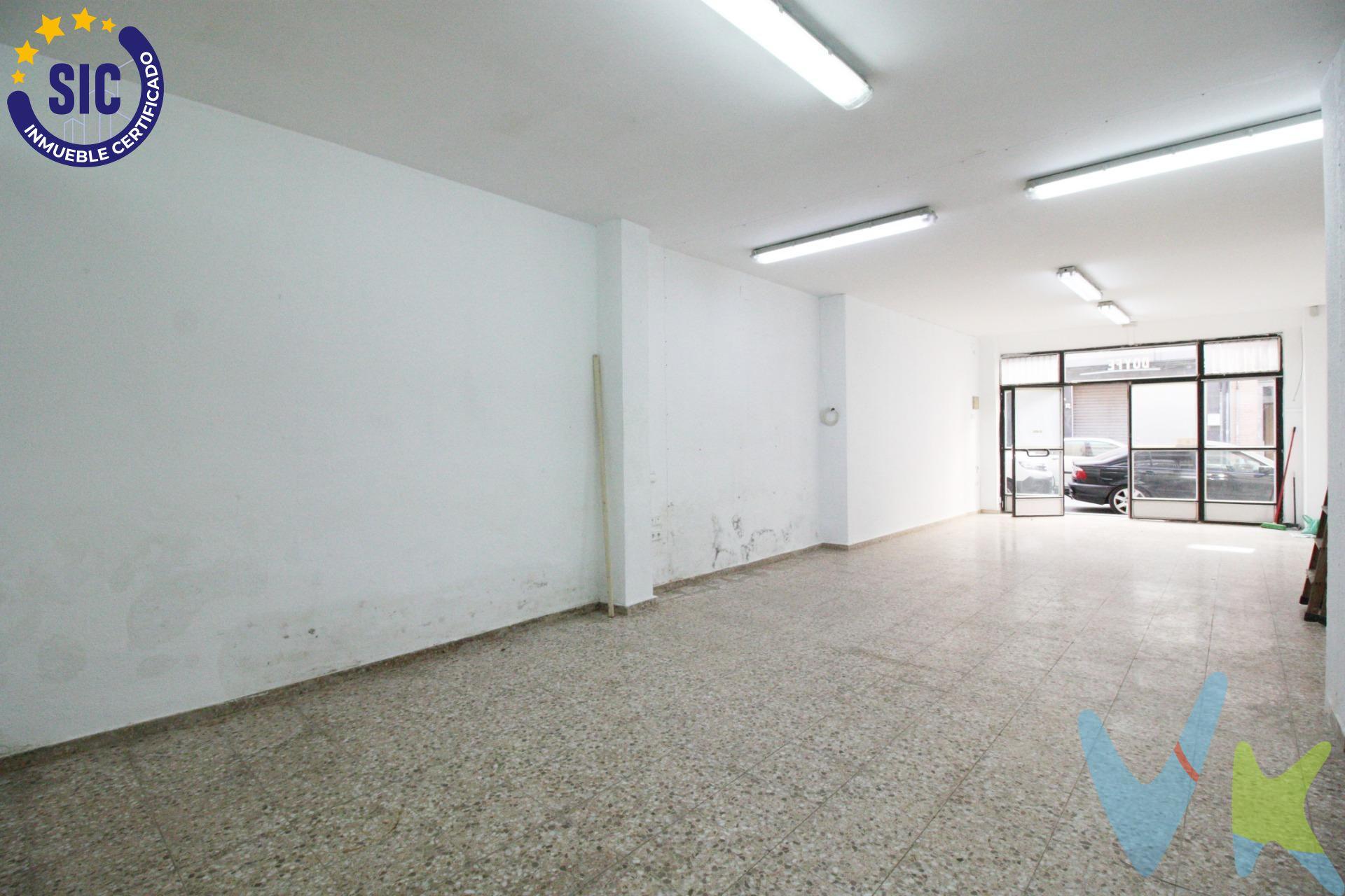 Si buscas un espacio versátil, bien ubicado y con gran potencial, este local comercial en la zona de Las Palmeras puede ser justo lo que necesitas. Con 86 m² de superficie, ofrece una distribución amplia y funcional que se adapta fácilmente a diferentes tipos de actividad: comercio, oficina profesional, centro de servicios, academia, despacho o cualquier proyecto que necesite una ubicación estratégica y visible. Su acceso directo desde la calle aporta comodidad tanto para clientes como para proveedores, mientras que su emplazamiento en una zona consolidada, rodeada de viviendas, comercios y servicios, favorece un flujo constante de personas durante todo el día. Ubicado en pleno núcleo urbano de Alaquàs, con buenas comunicaciones y todos los servicios al alcance, este local representa una excelente oportunidad para emprender, ampliar tu actividad o realizar una inversión con proyección de futuro. Un espacio lleno de posibilidades para dar forma a tu próximo proyecto. Ven a visitarlo y descubre todo lo que puede ofrecerte. INFORMACIÓN LEGAL AL CONSUMIDOR:. El precio indicado no incluye impuestos ni gastos derivados de la compraventa. Gastos a cargo del comprador:. • Impuesto de Transmisiones Patrimoniales (ITP): En segundas transmisiones, el tipo general vigente en la Comunitat Valenciana es del 10% sobre la base imponible, que será el mayor valor entre el precio de compraventa, el valor declarado o el valor de referencia catastral, pudiendo aplicarse tipos reducidos según las circunstancias del comprador. • Honorarios de intermediación inmobiliaria: 4% del precio final de venta con un mínimo de 4000€ + IVA (21%), a cargo del comprador. No incluidos en el precio de venta. • Notaría y Registro de la Propiedad: Los aranceles son oficiales y variables en función del precio y características de la operación. A título orientativo, entre 600 € y 1.000 €. Los gastos se distribuirán conforme a la normativa vigente, salvo pacto en contrario. Las condiciones pueden variar en función de las circunstancias personales y del régimen fiscal aplicable. Otros gastos:. • Gastos de financiación: Tasación, comisiones y condiciones bancarias según la entidad elegida por el comprador. • Gestoría: Servicio opcional, con costes variables en función del proveedor. • Podrán existir otros gastos inherentes a la formalización de la compraventa que correspondan al comprador según normativa vigente. El vendedor asumirá los gastos que legalmente le correspondan, salvo pacto en contrario. El inmueble no se encuentra sujeto, a fecha de publicación, a limitaciones de precio derivadas de normativa de zonas de mercado residencial tensionado. Se facilitará al cliente información detallada y personalizada de todos los costes asociados a la operación, así como la documentación relativa al inmueble, disponible en la sede física de la agencia - Av. Blasco Ibáñez 5 Bajo, 46970, Alaquàs (Valencia) y/o en el medio electrónico habilitado – www.inmueblesvalencianos.net. La agencia actúa exclusivamente como intermediaria en la operación. Cualquier compraventa queda sujeta a la aceptación expresa del vendedor y a la formalización del correspondiente contrato. El presente anuncio tiene carácter meramente informativo y no contractual, pudiendo estar sujeto a errores, cambios o actualizaciones.  . La venta de esta vivienda se gestiona mediante contrato de EXCLUSIVA COMPARTIDA por lo que se trabaja con cerca de 400 Inmobiliarias. . 