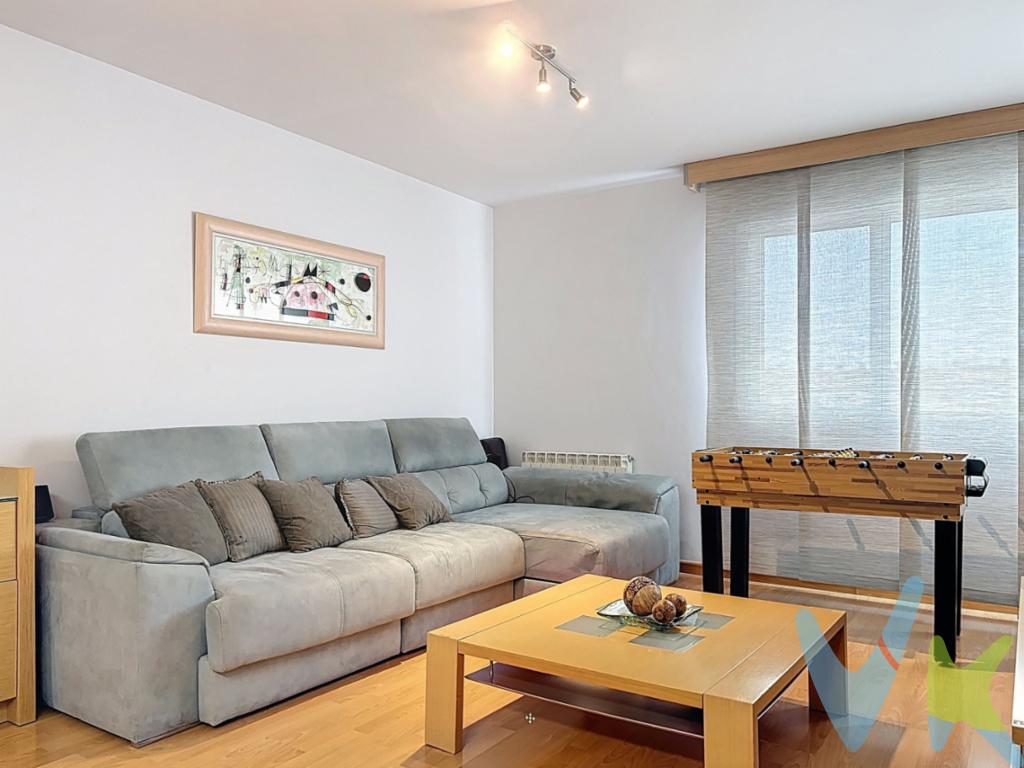 Piso situado en la zona de Griseras disponible para la venta, ofrece una gran oportunidad para quienes buscan una vivienda que combine comodidad, estilo y funcionalidad.Este espacioso piso cuenta con 90 metros cuadrados útiles, distribuidos de tal manera que cada rincón de la vivienda se aprovecha al máximo para brindar el confort que mereces. Ubicado en la cuarta planta de un edificio moderno construido en 2003, esta propiedad no solo te ofrece un hogar, sino un estilo de vida de calidad.Al acceder al piso, los futuros propietarios serán recibidos por una sala de estar luminosa y acogedora. Es el lugar perfecto para momentos de descanso tras un día ajetreado o para disfrutar de una velada relajada con amigos y familiares. La cocina, completamente equipada con electrodomésticos, se presenta como un espacio práctico y funcional, ideal para aquellos amantes de la cocina que disfrutan preparando deliciosas comidas caseras.En cuanto a las habitaciones, este maravilloso inmueble cuenta con tres dormitorios amplios, lo que lo hace ideal para familias o para aquellos que buscan tener espacio adicional para un despacho o cuarto de invitados. En cada habitación se crea un ambiente cálido y acogedor que invita al descanso. El dormitorio principal dispone de baño completo tipo suite.La comodidad de vivir en este piso no termina en sus amplias habitaciones. También ofrece las ventajas de tener un amplio trastero, donde puedes guardar tus pertenencias adicionales de manera ordenada. Además, cuenta con una plaza de garaje privada, eliminando las preocupaciones de encontrar estacionamiento y asegurando la seguridad de tu vehículo.En cuanto a instalaciones, destacar la calefacción individual con caldera de gas y el aire acondicionado en el salón comedor que hará que disfrutes todavía más de la estancia en los meses más calurosos.El edificio dispone de ascensor, lo que facilita el acceso al piso y es ideal para quienes buscan comodidad en el día a día. Esta característica es especialmente valorada por familias con niños pequeños o personas mayores que desean evitar subir escaleras constantemente.La localización de este inmueble en la zona de Griseras en Tudela es simplemente inmejorable. Se encuentra cerca de todos los servicios necesarios para una vida confortable, como supermercados, colegios, centros de salud y opciones de ocio. Al vivir en esta área, disfrutarás de la tranquilidad y la conveniencia de tener todo lo que necesitas a pocos pasos de tu hogar.Este piso no es solo un lugar para vivir, sino una oportunidad para crear un hogar donde se cultivan recuerdos y experiencias inolvidables. Si buscas una vivienda que combine espacio, ubicación y confort, esta es la opción perfecta para ti.No dejes pasar esta oportunidad única de adquirir un piso que se adapta perfectamente a tus necesidades y estilo de vida. Te invitamos a visitarlo en persona para que puedas sentir el verdadero potencial que ofrece este maravilloso hogar en Tudela. ¡Esperamos darte la bienvenida pronto! 