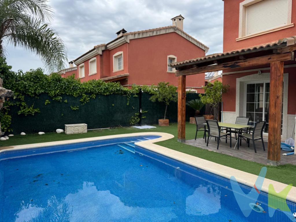 Te presentamos esta magnífica propiedad ubicada en La Pobla de Vallbona, Urbanización Vista Calderona. La zona es inmejorable, una urbanización tranquila con escaso tráfico, donde desarrollar actividades al aire libre o disfrutar de la tranquilidad y el silencio. Esta propiedad adosada cuenta con zona de aparcamiento privado, jardín con barbacoa, piscina privada y una terraza junto a la piscina.Distribuida en 3 habitaciones amplias, dos dobles y una individual, dos baños completos, uno en suite y un aseo en la primera planta. En la parte inferior de la casa encontraremos un amplio y luminoso salón, cocina y aseo, para poder disfrutar de reuniones sin necesidad de irrumpir en la zona personal de la vivienda.En la parte superior, tendremos las habitaciones y los dos baños, una zona de descanso con todos los servicios necesarios y aislada de la zona de día, para un descanso asegurado. Para lo último, dejamos la mejor parte: una piscina privada para disfrutar de momentos en familia o con amigos, con una terraza con acceso desde el interior de la propiedad que facilita hacer vida en el exterior y disfrutar del buen tiempo que nos brinda Valencia. Agencia Registrada con el Nº 89 en el Registro Obligatorio de Agentes Inmobiliarios de la Comunitat Valenciana. Puede consultar en la web de la GVA:La oferta está sujeta a cambios de precio o retirada del mercado sin previo aviso. Este anuncio en su conjunto, incluyendo textos, fotos, imágenes o cualquier otro contenido del mismo, no es vinculante dado que la información es ofrecida por terceros y puede contener errores. Se muestra a título informativo y no contractual. El precio no incluye lo siguiente: Honorarios de la agencia inmobiliaria, impuestos (IVA, ITP) y otros gastos de la Compraventa (notaria, gestoría y registro).Por mandato expreso del propietario, comercializamos este inmueble en exclusiva, lo que le garantiza el acceso a toda la información, a un servicio de calidad, un trato fácil, sencillo y sin interferencias de terceros. Por este motivo, se ruega no molestar.  