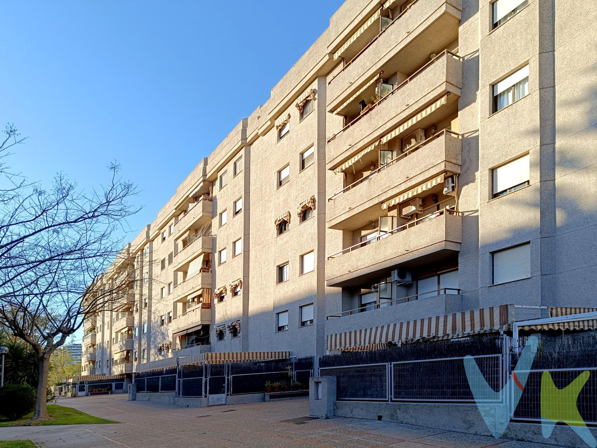 Vivienda de renta libre que consta de Salón Comedor con aire acondicionado, Cocina amueblada con lavadero y acceso a patio interior, dos Dormitorios y Baño. El amplio dormitorio principal dispone de armario empotrado. El inmueble se haya en una urbanización cerrada con zonas verdes, piscina y pista deportiva. ¡NO LO DUDES Y LLAMANOS, TE LA MOSTRAREMOS ENCANTADOS!
